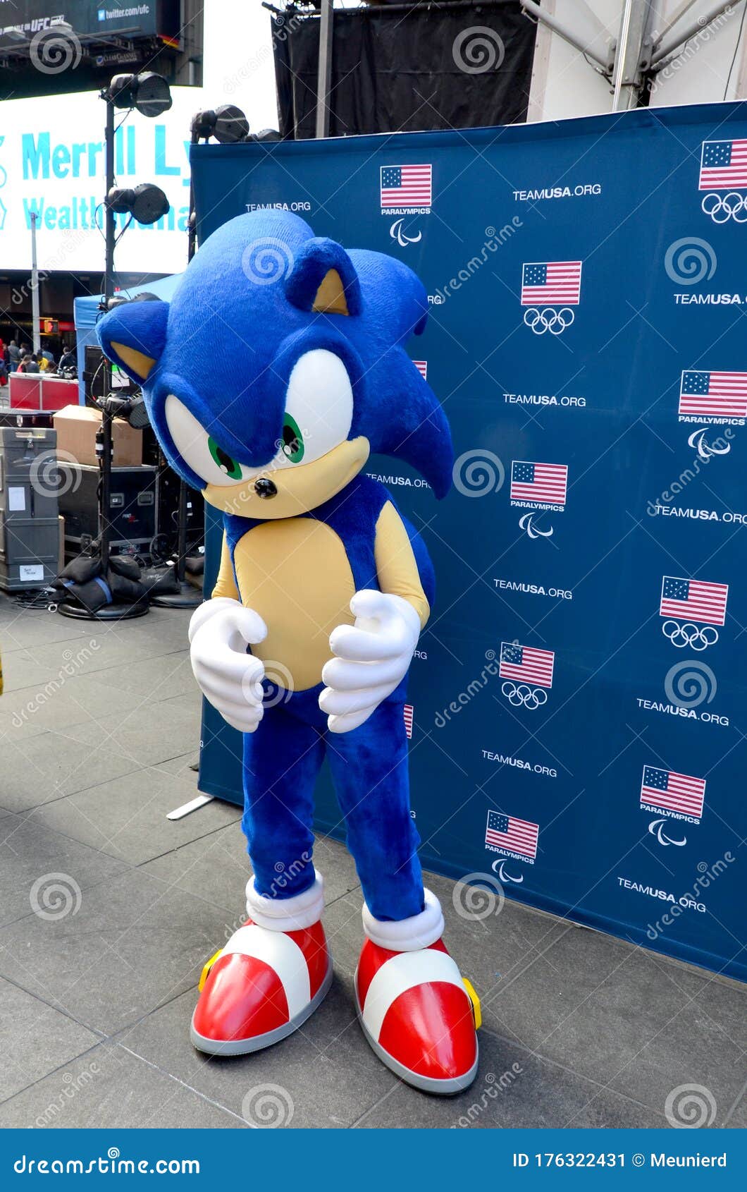 Mascote Dos Eua Na Apresentação Na Quadra Da Hora Para O Jogo Olímpico De  Inverno De 2014 Foto Editorial - Imagem de atleta, prêmio: 176322431