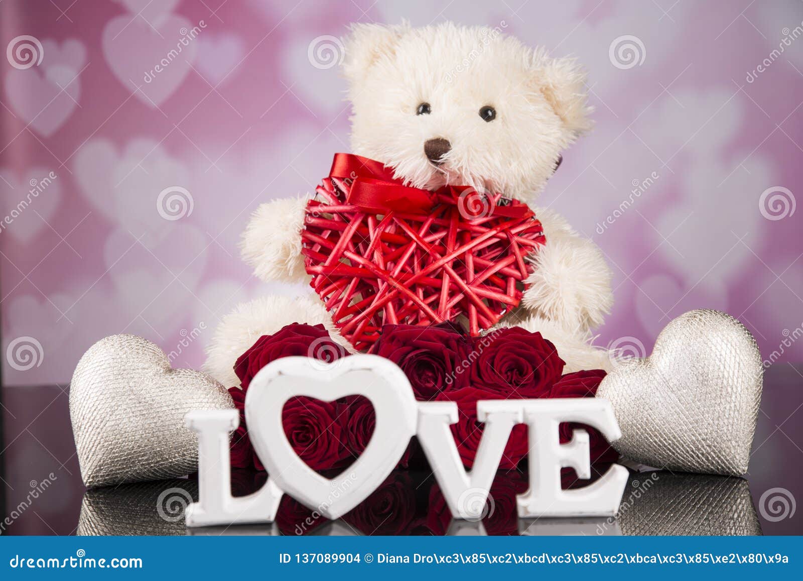 Mascotte, Rose Rosse E Cuori Dell'orsacchiotto Per Il San Valentino  Fotografia Stock - Immagine di angeli, regalo: 137089904