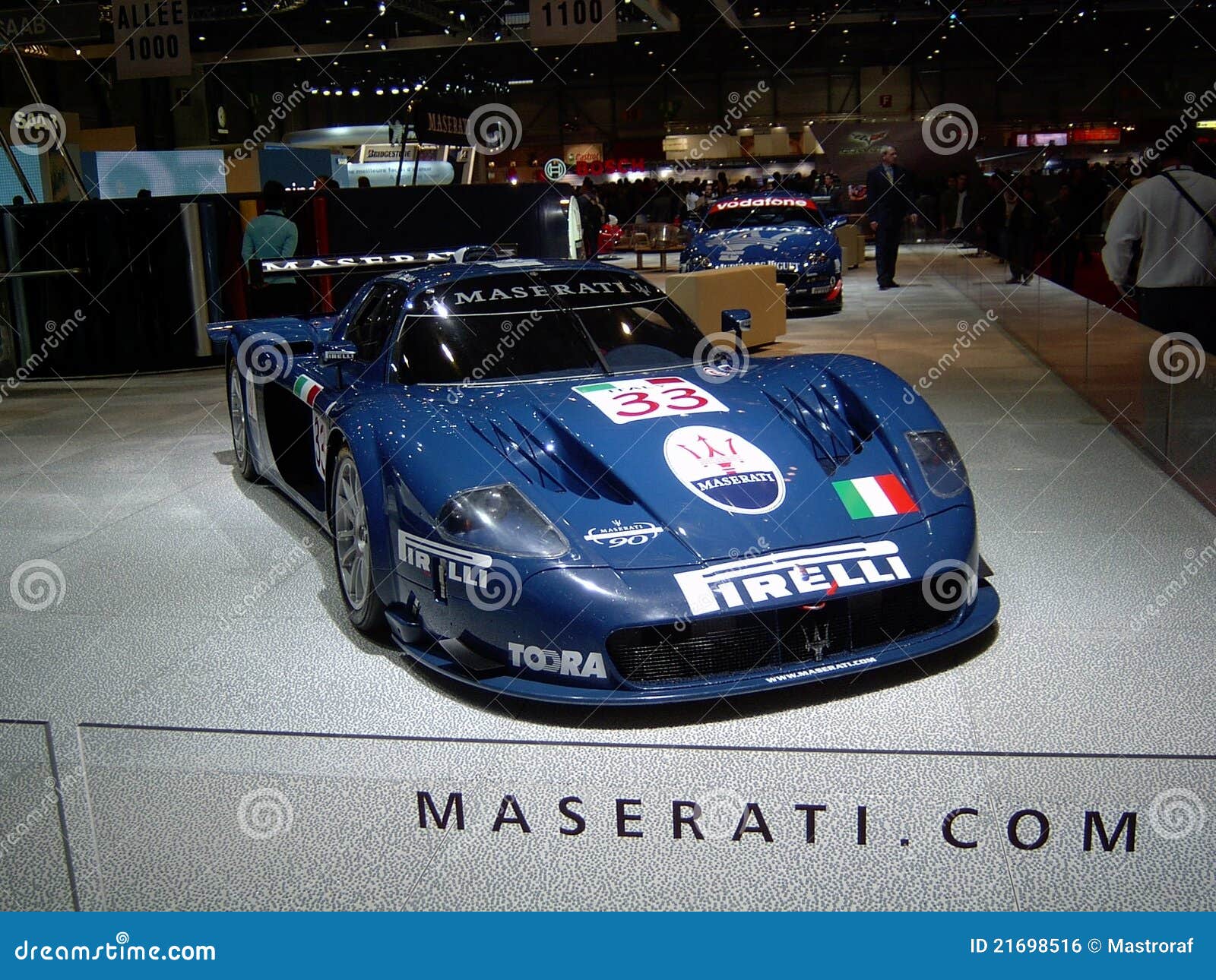 Maserati MC12. Un Maserati azul MC12 en las especificaciones GT1 expuestas en la Ginebra 2004 Autoexpo.Prepared para el campeonato de la FIA GT en base del Ferrari Enzo, el MC12 GT1 ha sido la clase del campo para 2005 a 2010 que tomaban a 5 programas pilotos títulos y 6 títulos de personas.