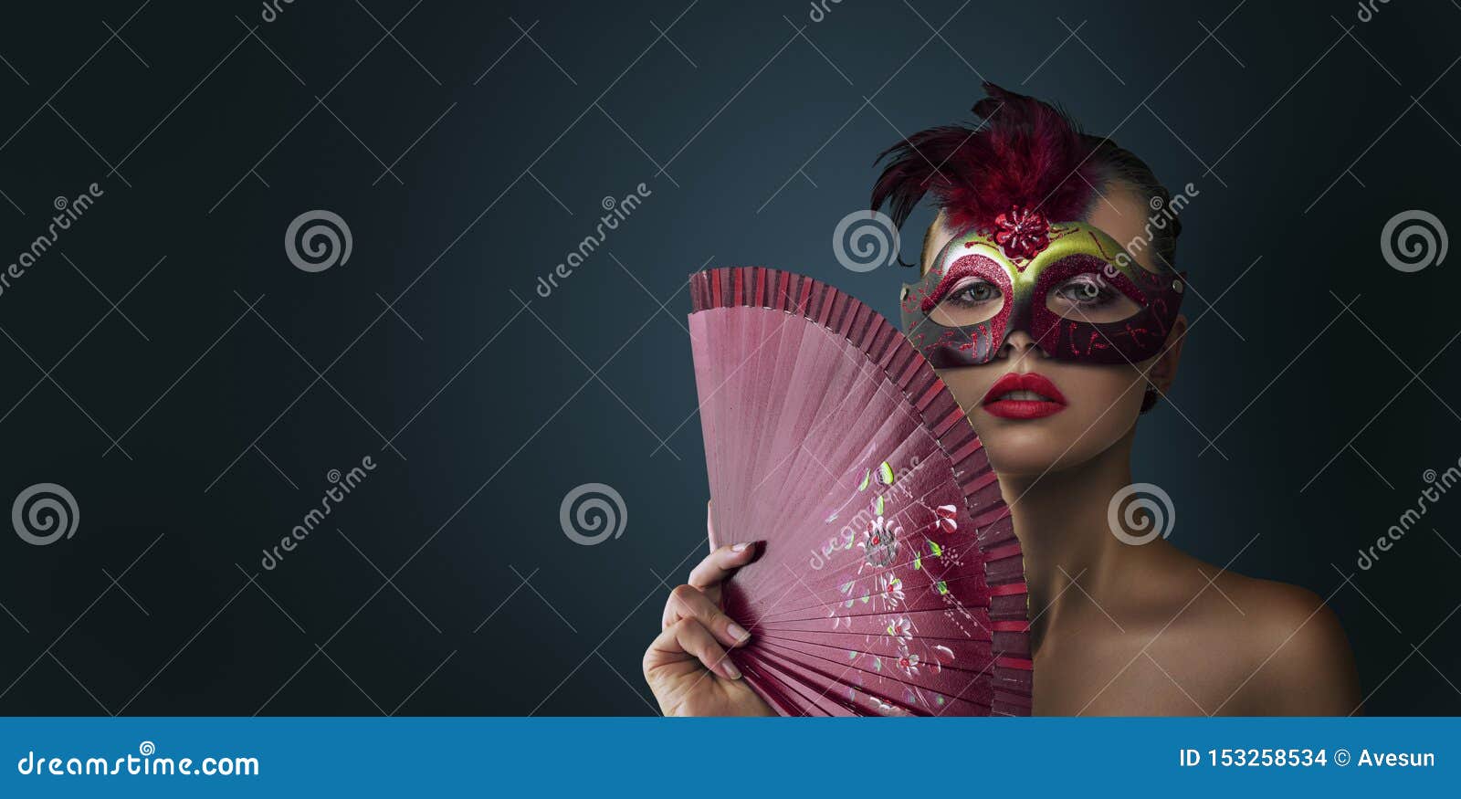 Maskerade-Karnevalsmaske der Frau tragende venetianische. Maskerade-Karnevalsmaske der Schönheitsmode-modell-Frau tragende venetianische an der Partei über dunklem Hintergrund