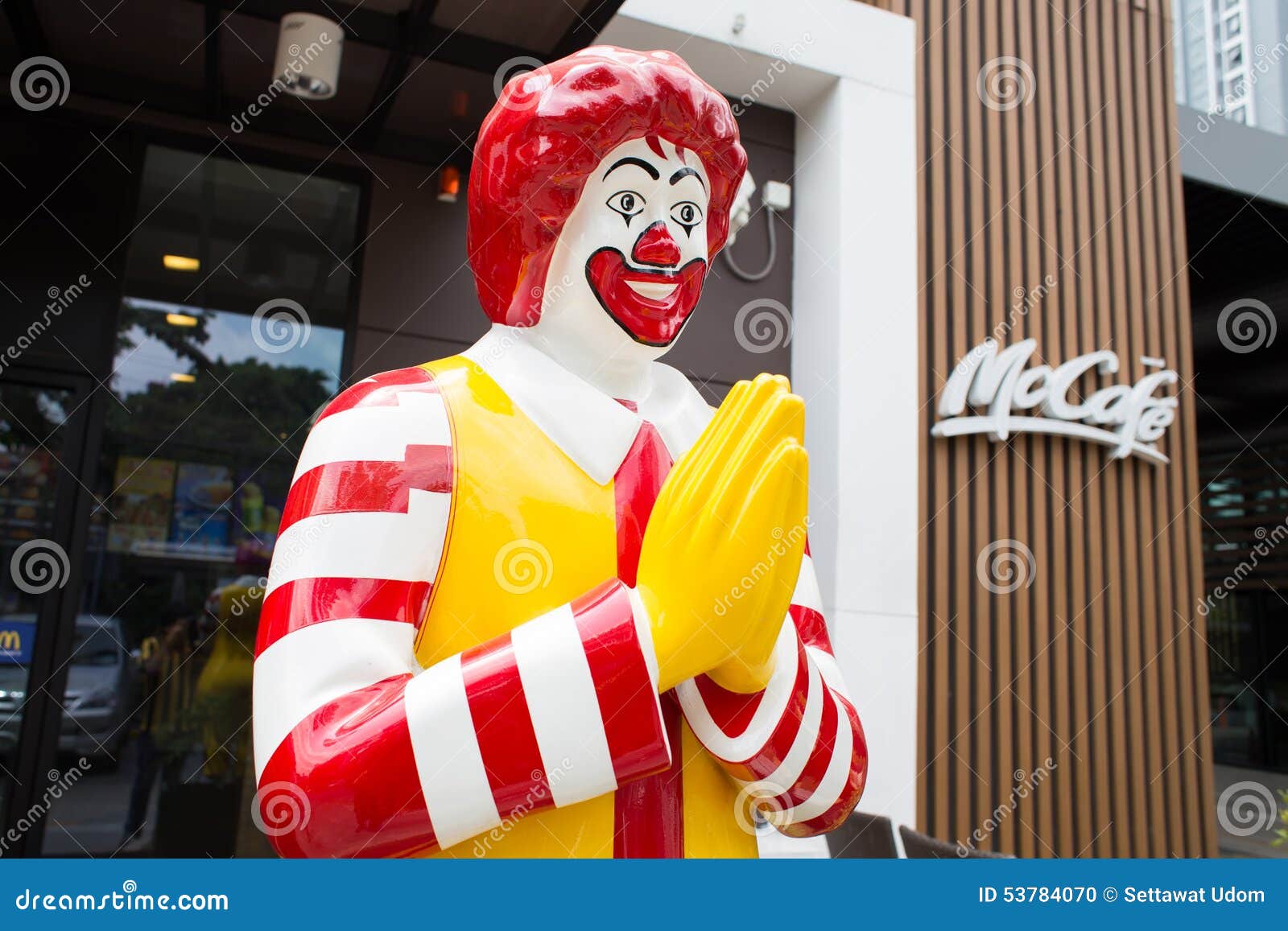 Maskot Av En McDonald's Restaurang Redaktionell Foto - Bild av hand