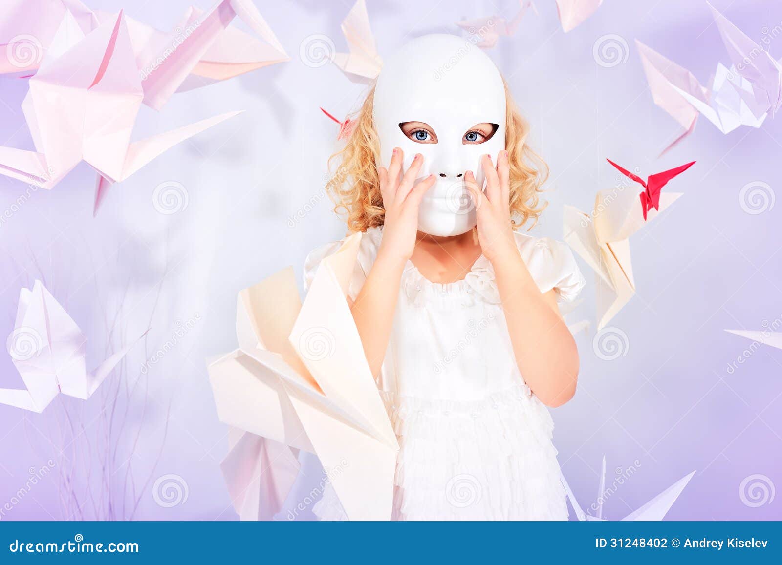 Masque blanc. Belle petite fille dans le masque en son monde rêveur entouré avec les oiseaux de papier.