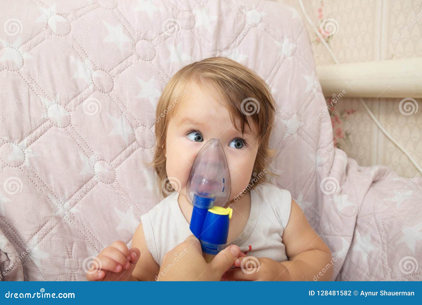 Masque En Difficulté De Nébuliseur D'utilisation De Bébé Pour L'inhalation,  Procédure Respiratoire Par La Pneumonie Ou Toux Pour Photo stock - Image du  émotif, procédure: 128481582