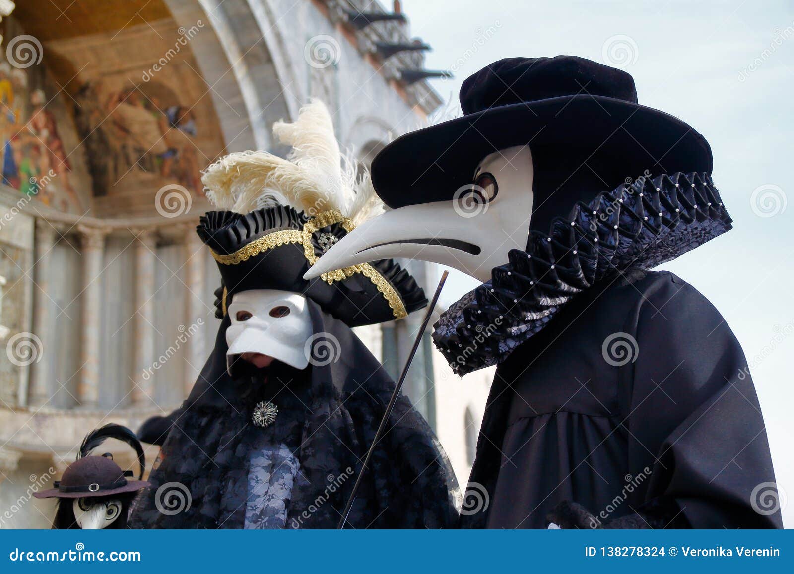 Déguisement Masque De Venise En Or Noir Banque D'Images et Photos Libres De  Droits. Image 89547625