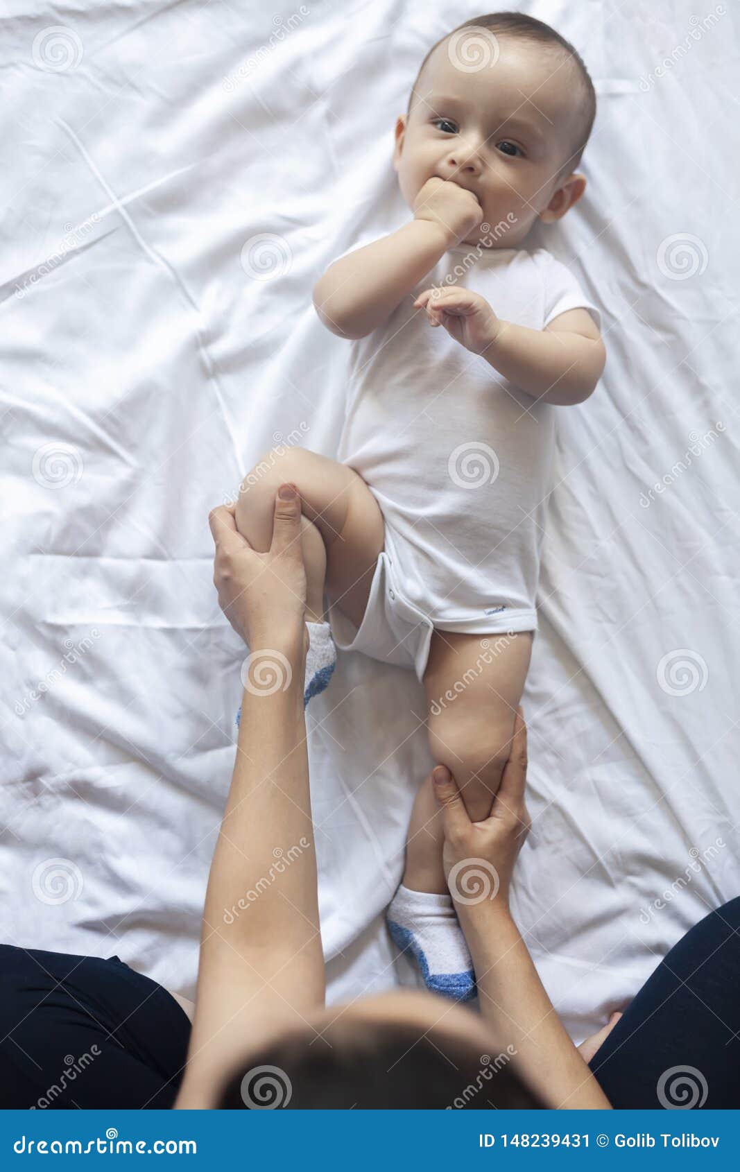 Massage De Ch Ri Maman Faisant La Gymnastique Avec L Enfant Maman Massant Le Bebe Garcon Mignon Les Jambes Du Bebe En Mouvement A Image Stock Image Du Masseuse Cheri