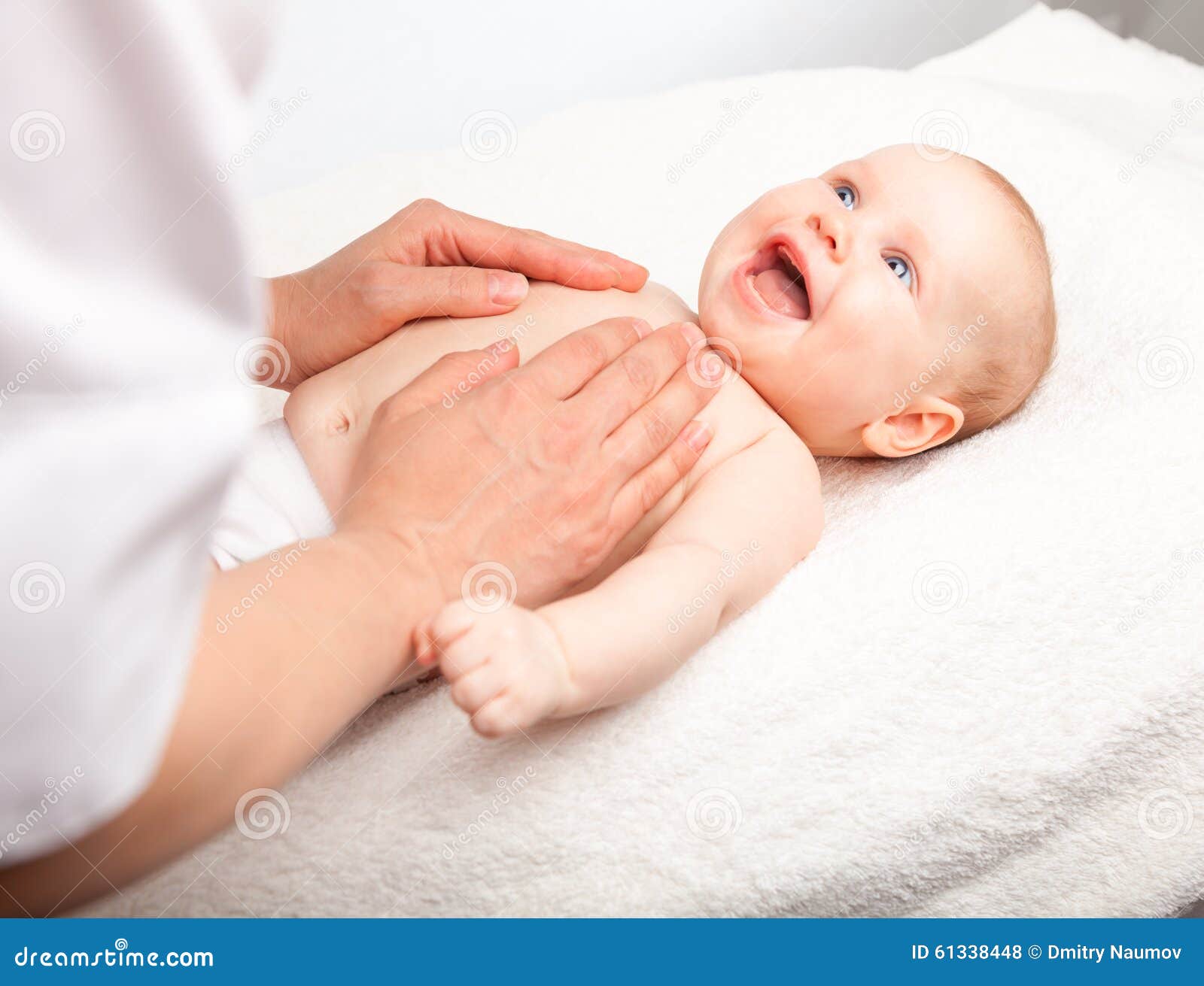 Massage De Coffre De Bebe Photo Stock Image Du Heureux