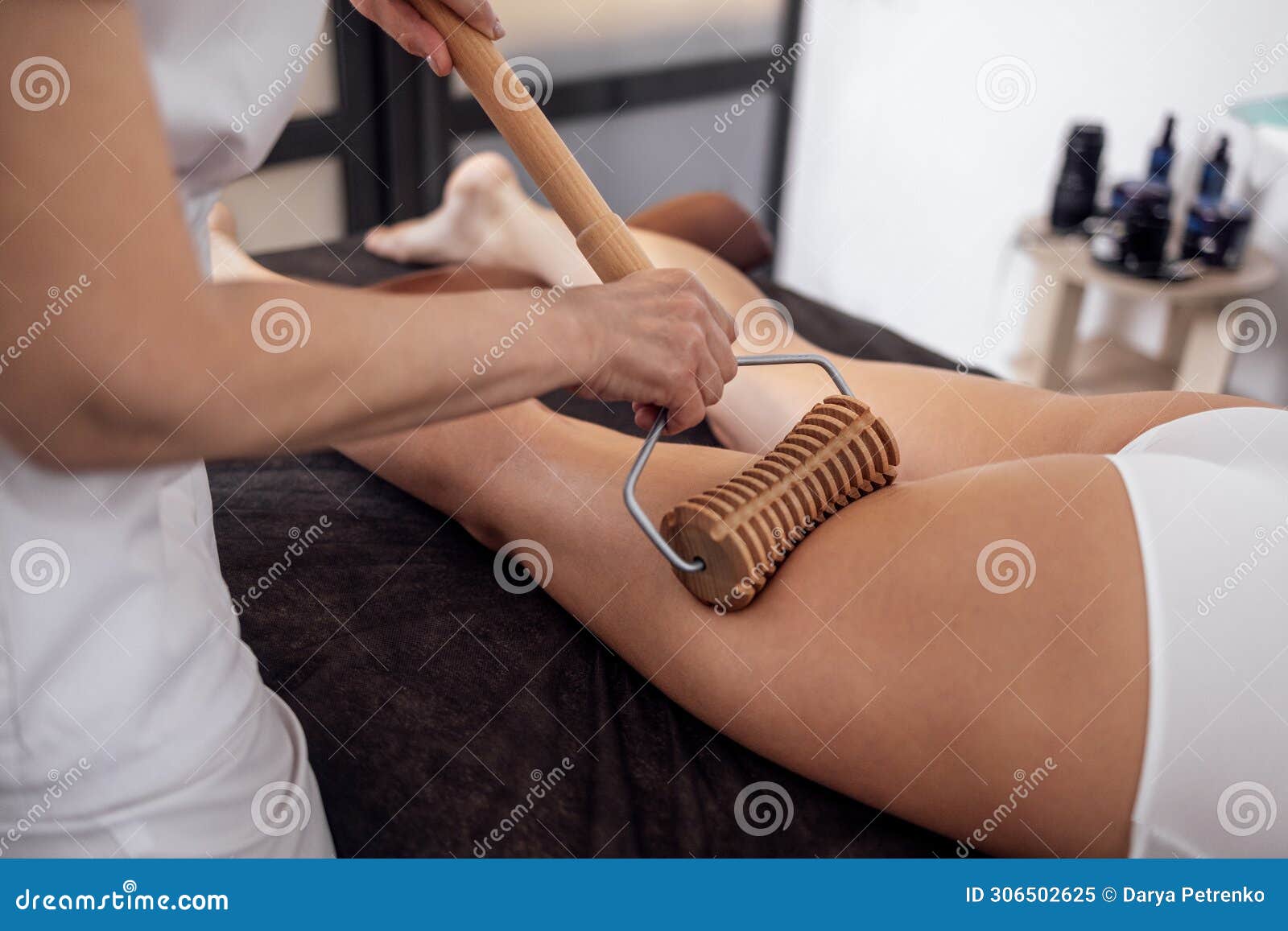 massage madera. maderotherapy anti cellulite massage treatment with wooden prop
