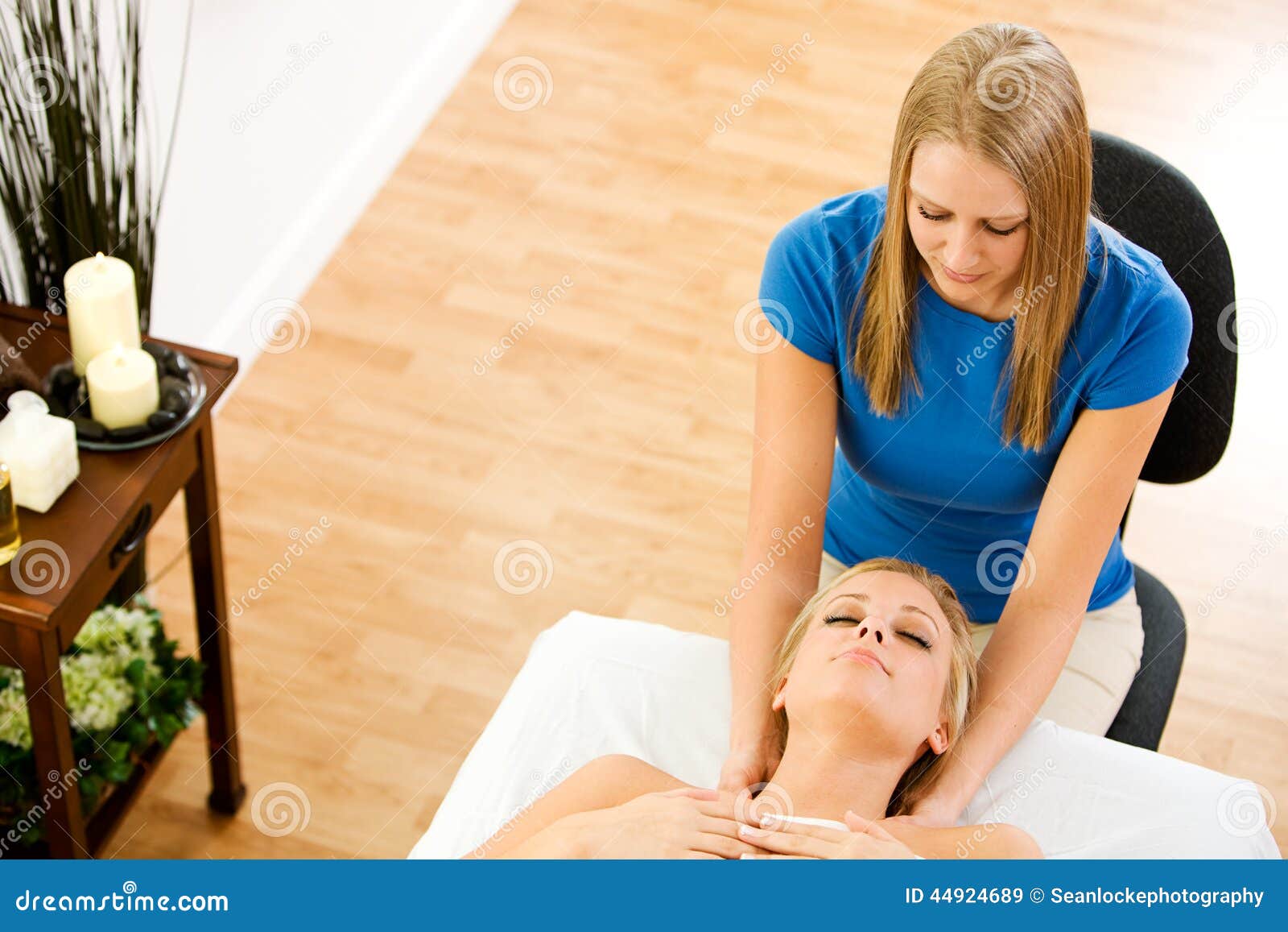 Massage Massage Therapist At Work Stock Image Image Of Indoors