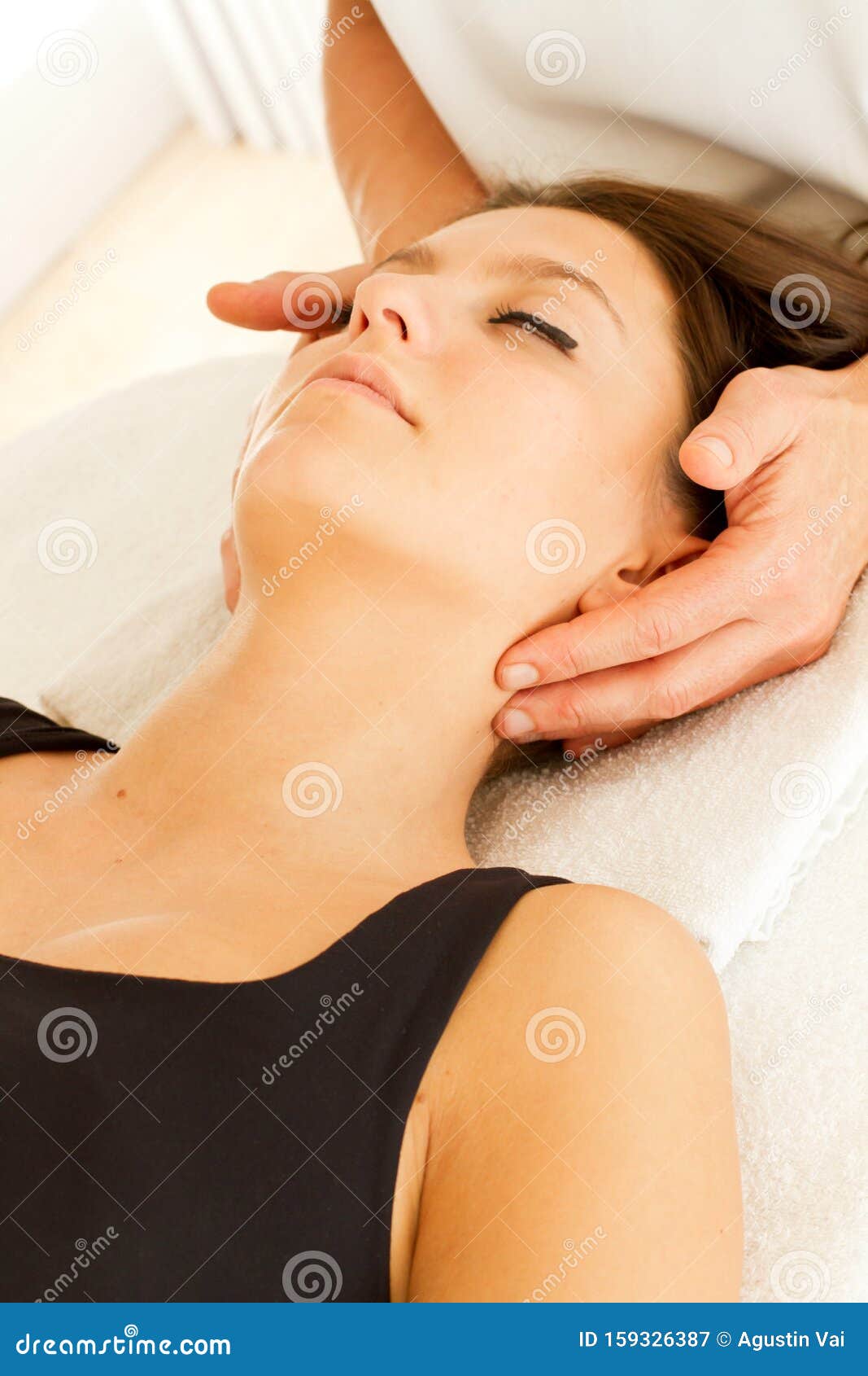 massage and osteopathy to a woman