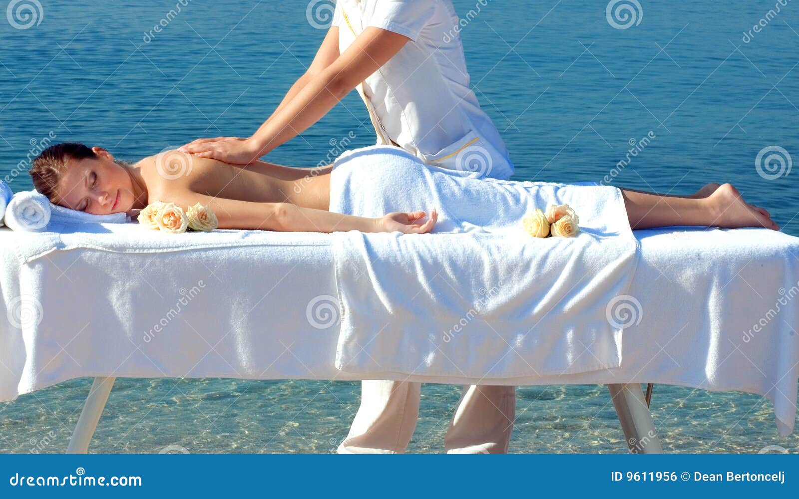 druiven mannelijk Alsjeblieft kijk Massage by the sea stock photo. Image of relaxing, beauty - 9611956