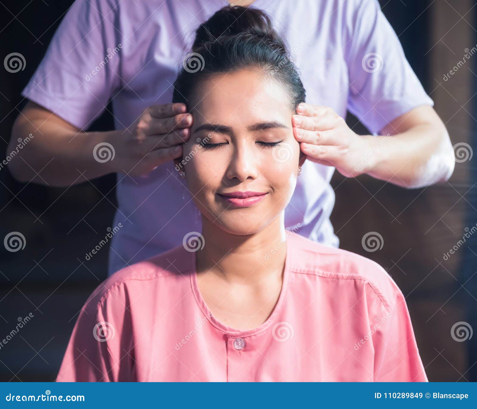 Massage Thaïlandais Principal à La Fille De Beauté Image Stock Image Du Mignon Santé 110289849