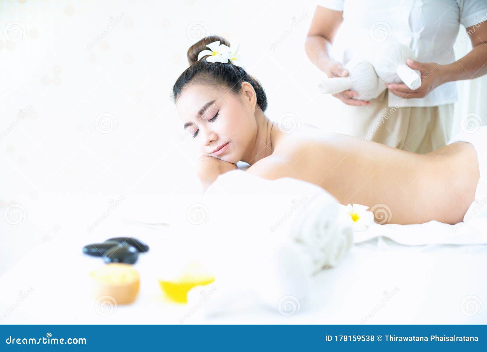Waden eeuw wijk Massage Van Warme Comprimeren. Aziatische Vrouwen Leggen in De Spa Stock  Foto - Image of aroma, leugen: 178159538