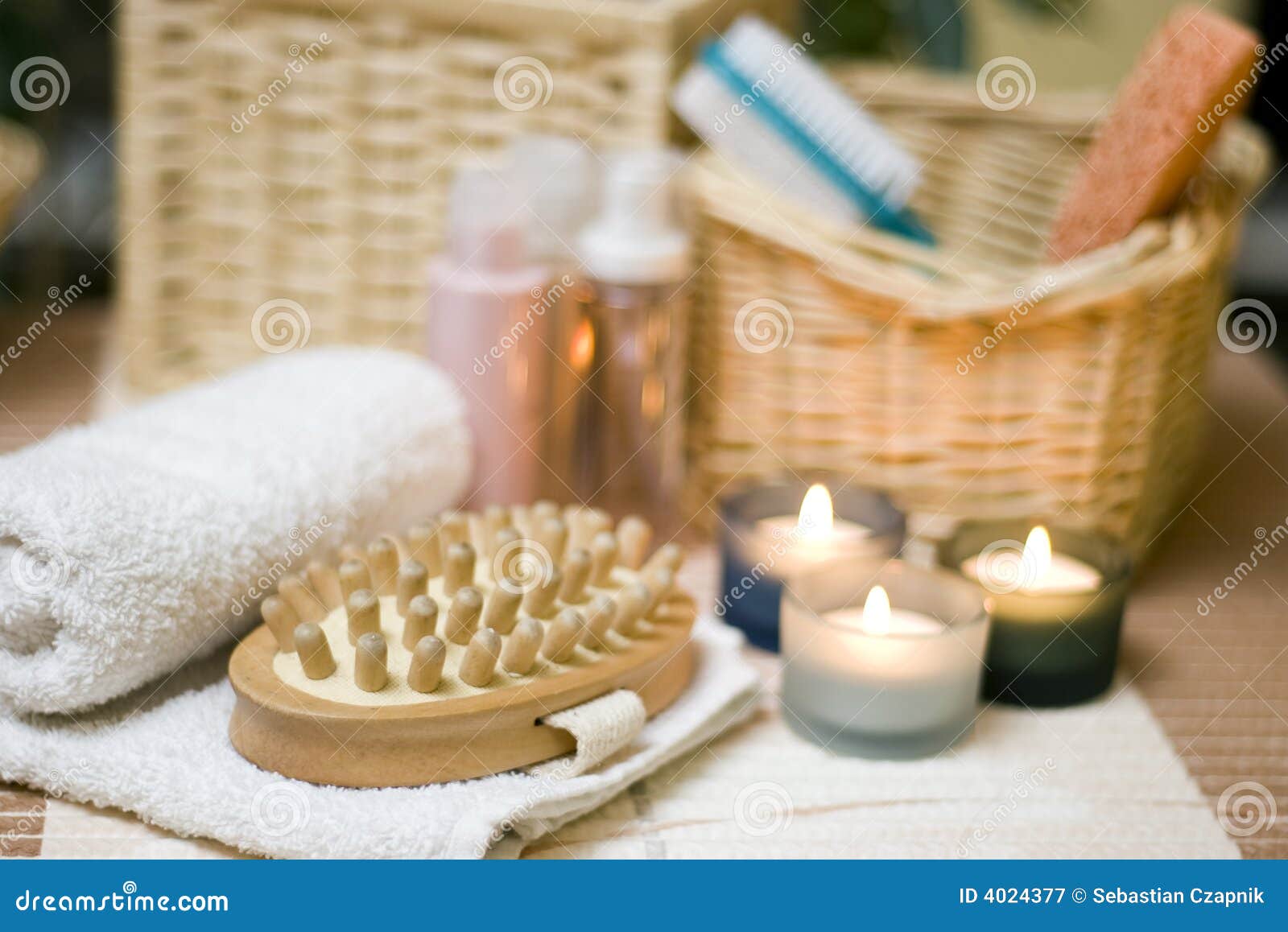 Tovagliolo bianco con una composizione nella spazzola di massaggio della stazione termale. <a href="http://www.dreamstime.com/spa-and-aromatherapy-compositions-rcollection5920-resi208938" STYLE="font-size:13px; text-decoration: blink; color:#FF0000"><b>PIÙ COMPOSIZIONI Â NELLA STAZIONE TERMALE?</b></a>