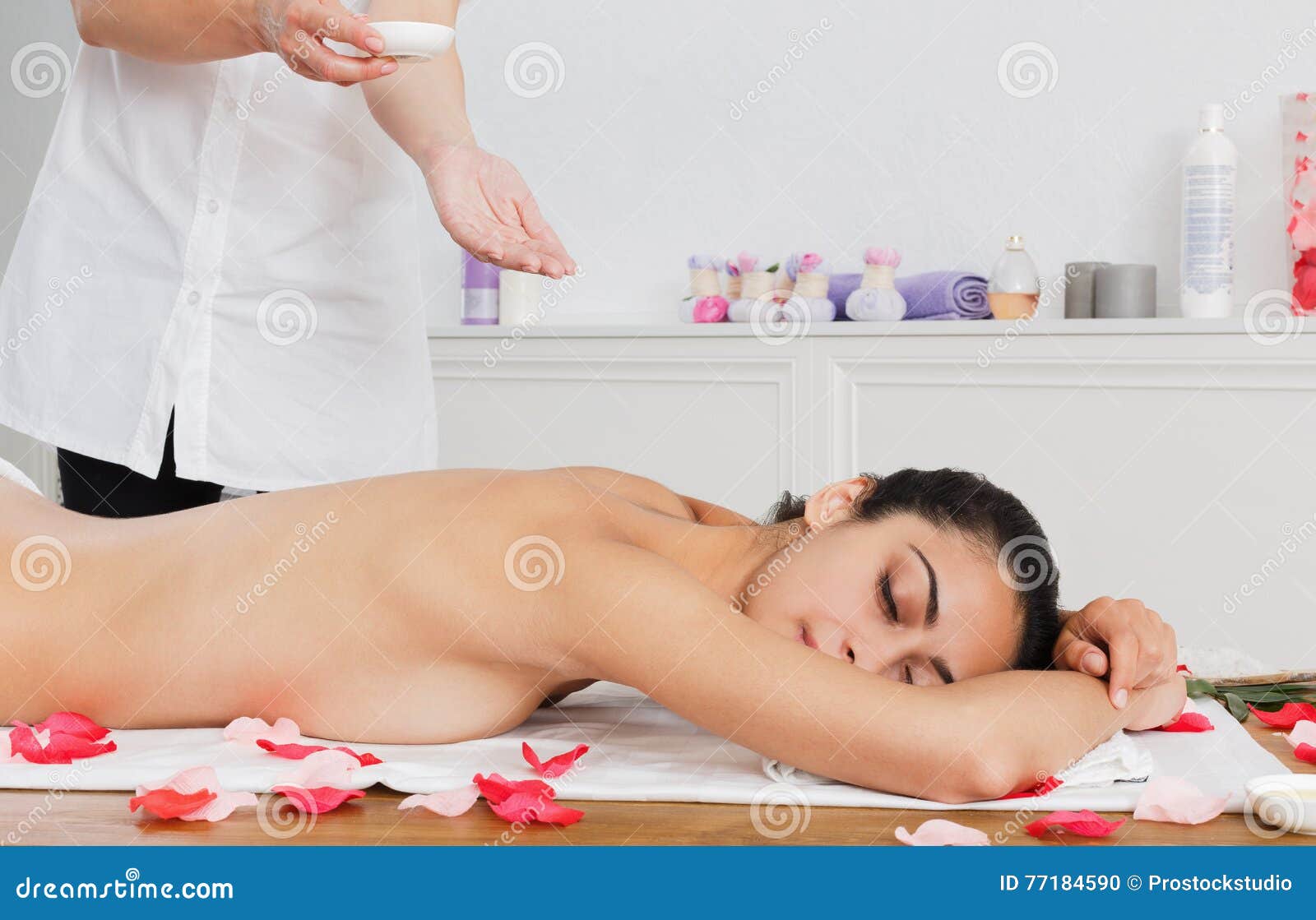 Rød dato Ydeevne emulering Massagist Make Oil Body Massage in Spa Wellness Center Stock Photo - Image  of healthy, pain: 77184590