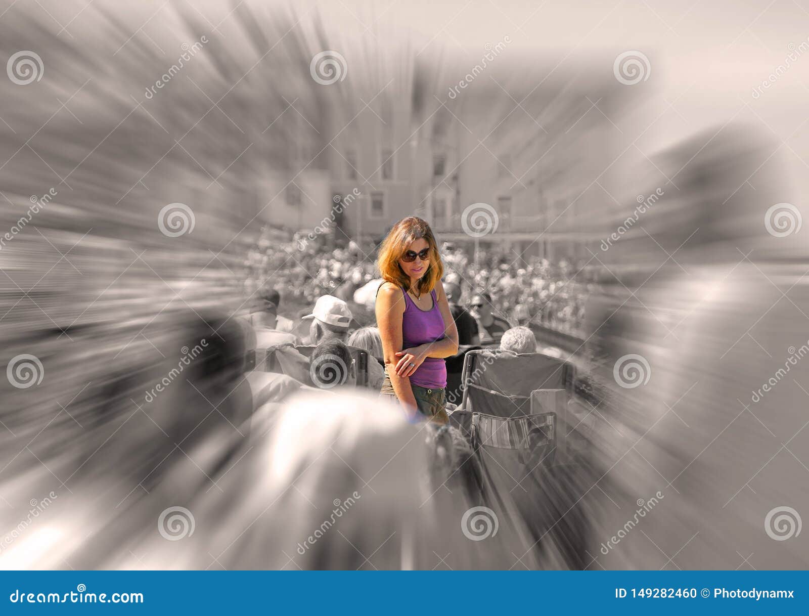 Massentourismusstellung heraus vom Mengenerhalten bemerkte als Einzelperson. Concept photo of a woman standing out from the crowd amongst thousands of people and tourists during a busy festival season in herne bay kent during the summer of 2017.