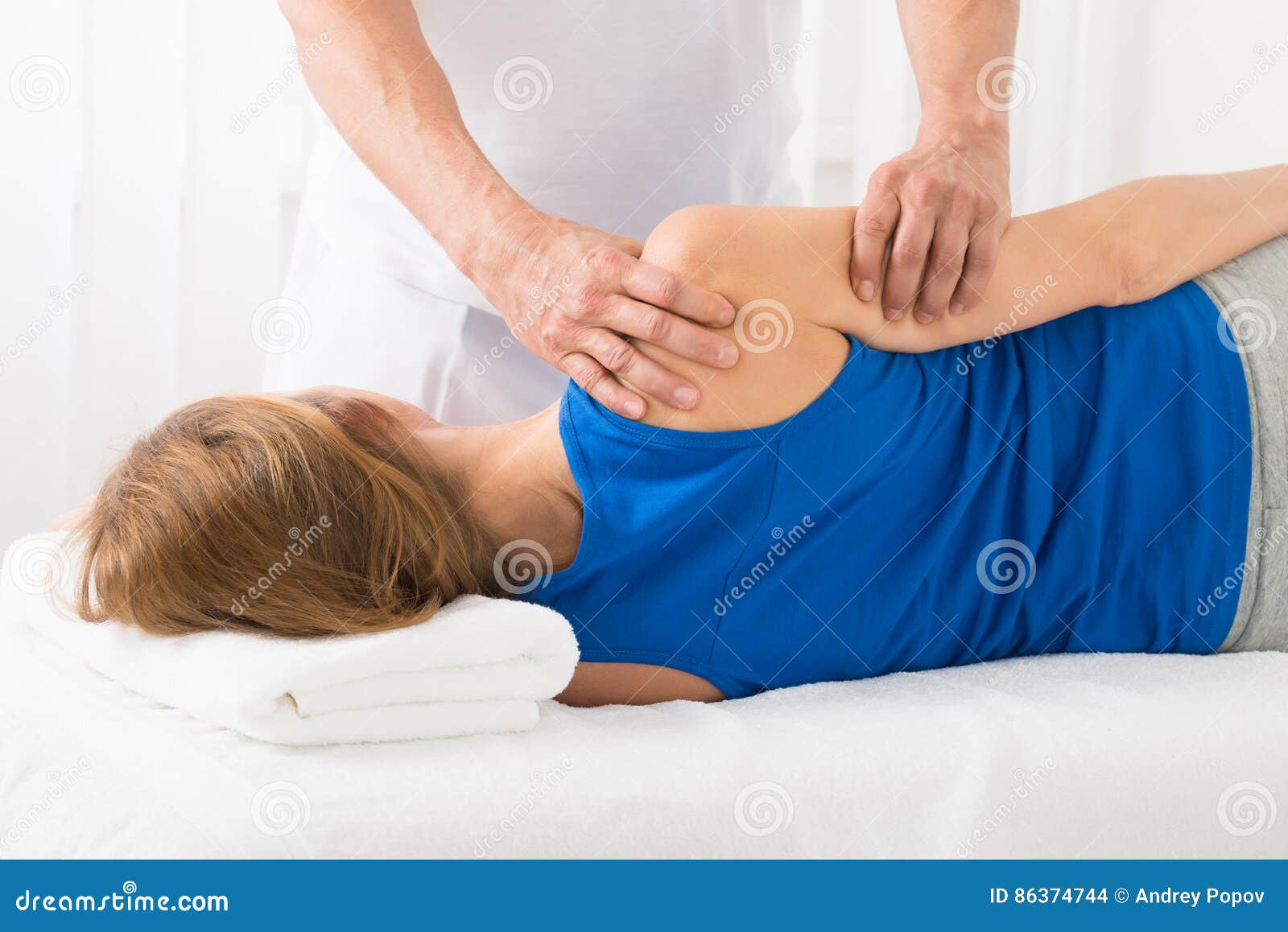 https://thumbs.dreamstime.com/z/masseur-doing-arm-massage-spa-close-up-woman-86374744.jpg