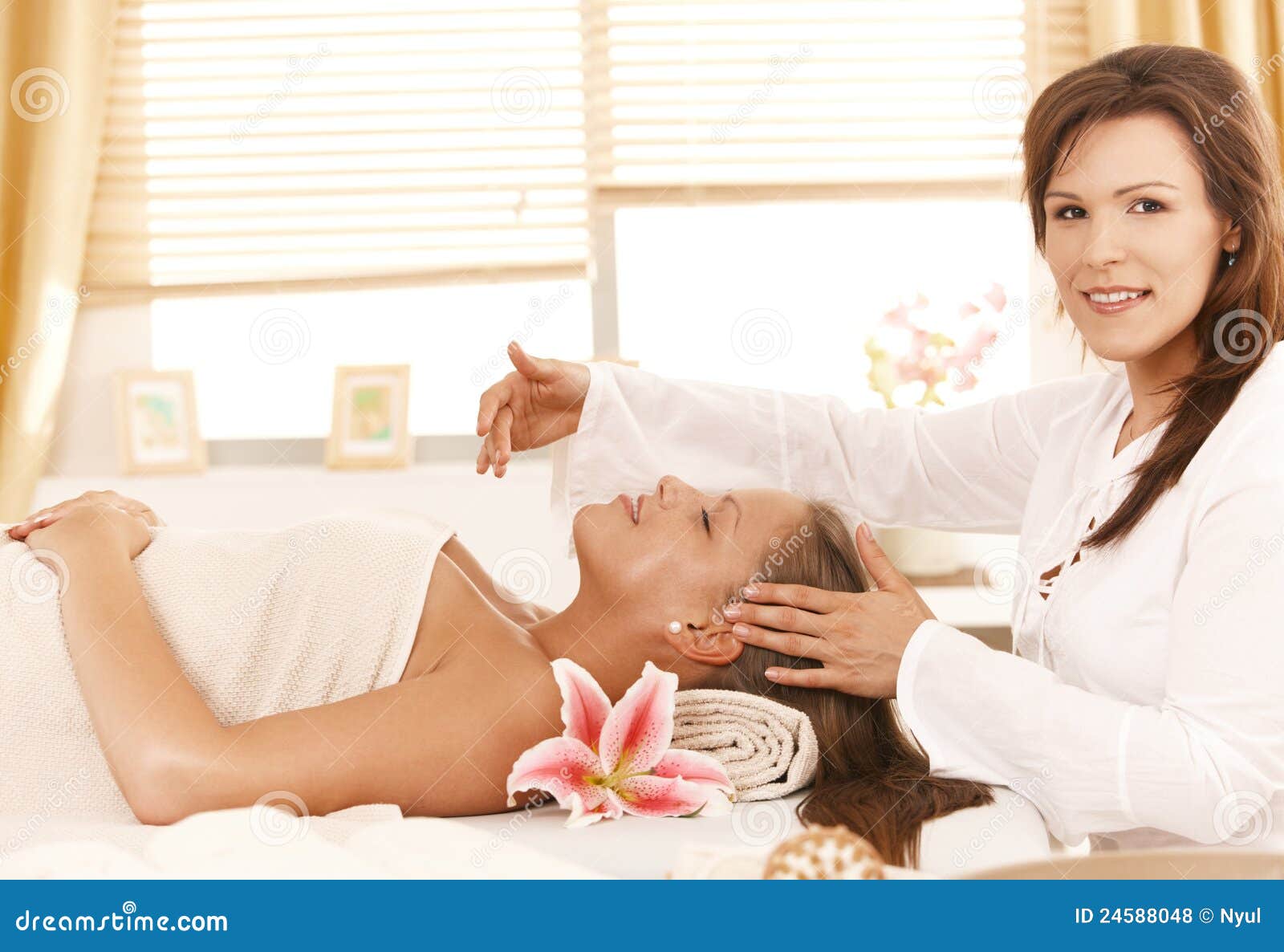 masseur doing head massage