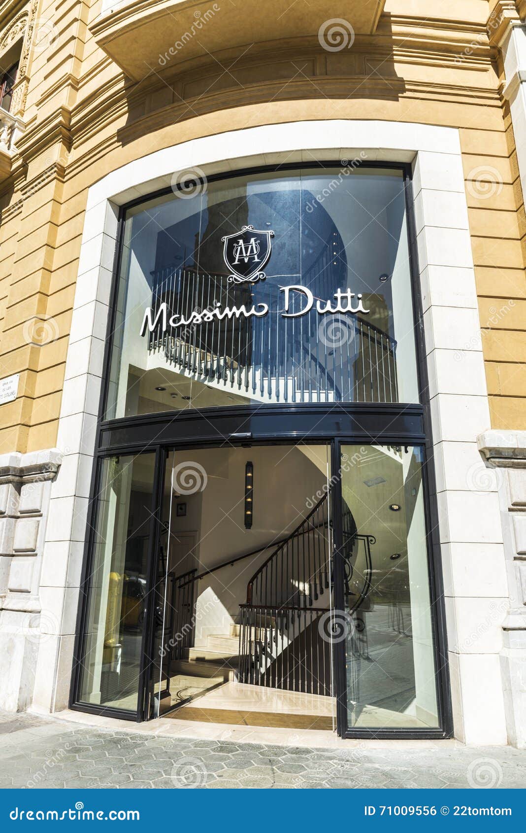 Massimo Dutti Store in Barcelona Editorial Photo - Image of retail,  shopaholic: 71009556