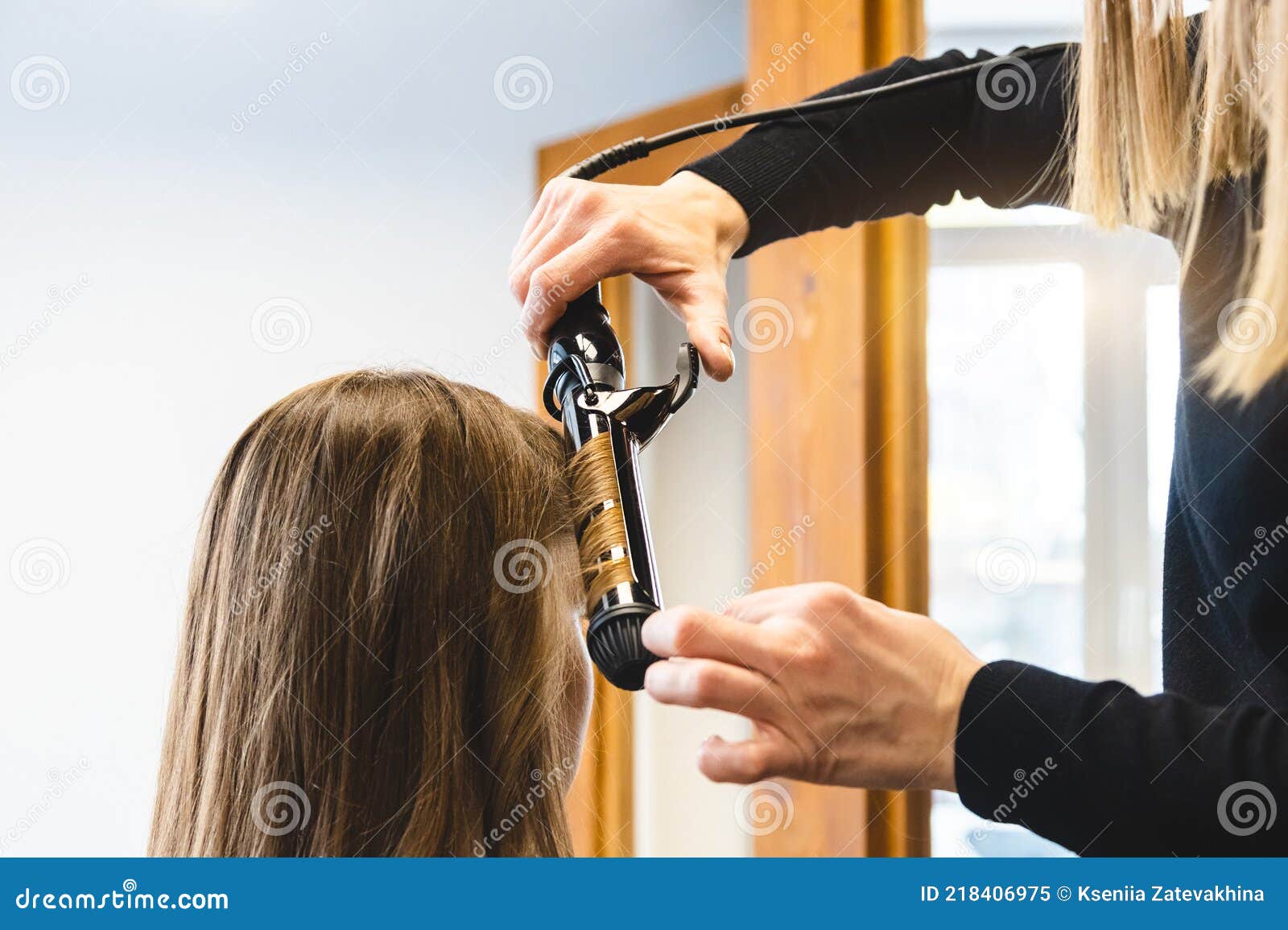 welzijn hoed Schat Master Frau Friseur Sanft Locken Haar Curling Mädchen in Einem  Schönheitssalon. Frisur Stockbild - Bild von haar, frisur: 218406975