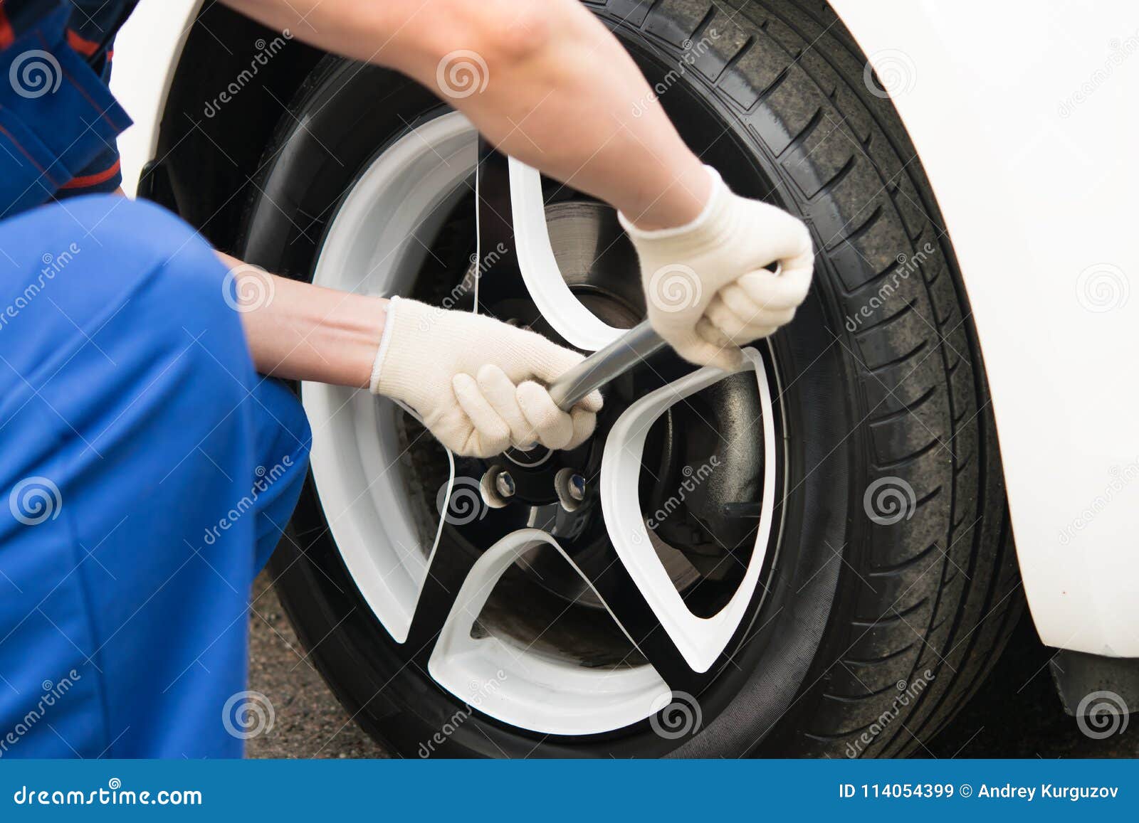 Master for the Replacement of the Wheels of a Motor Vehicle, Unscrewed