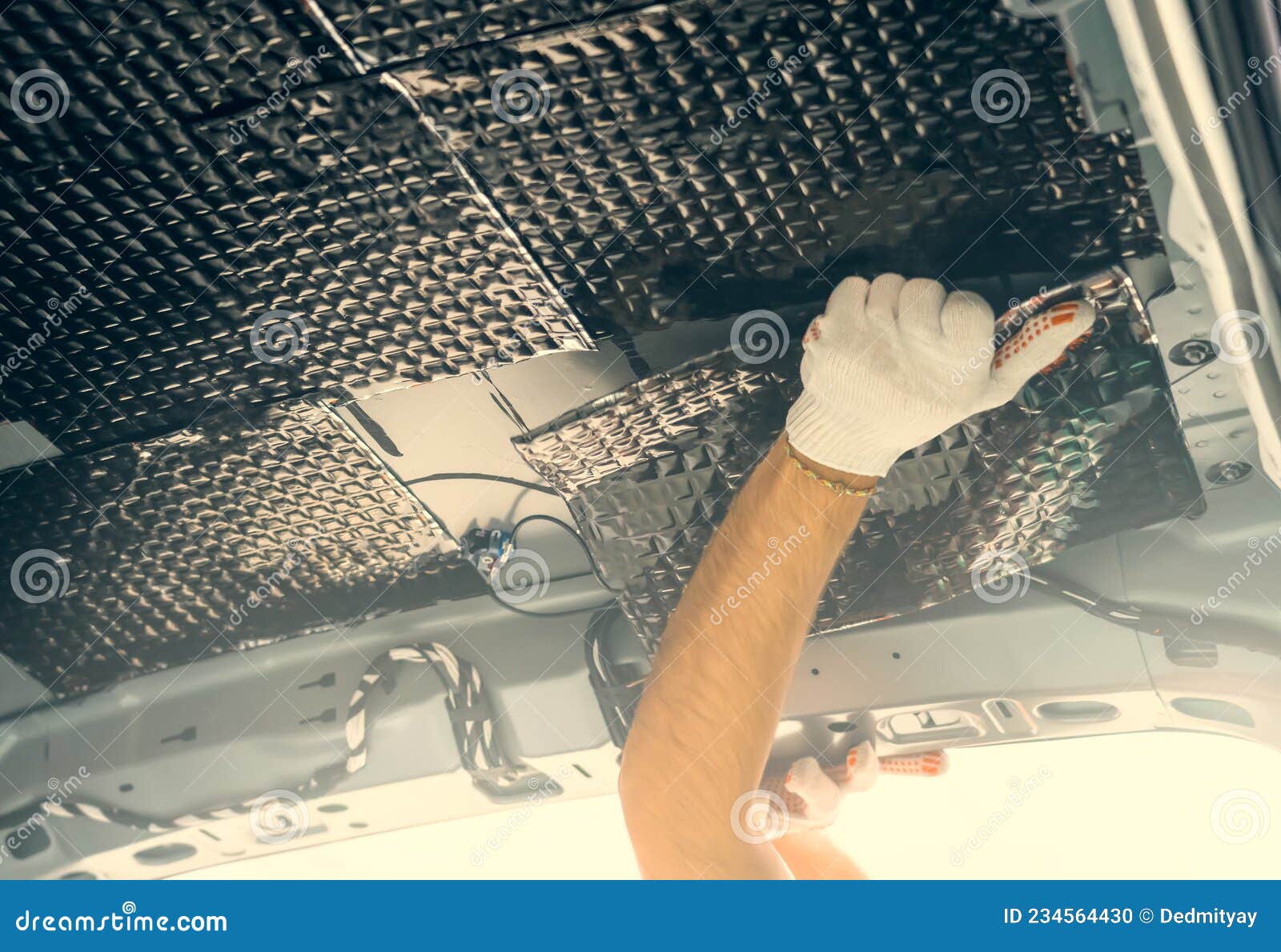 Matériel D'insonorisation De L'installation Du Travailleur à L'intérieur Du  Toit De La Voiture. Isolation Acoustique Pour Réglage Photo stock - Image  du intérieur, voiture: 234564430