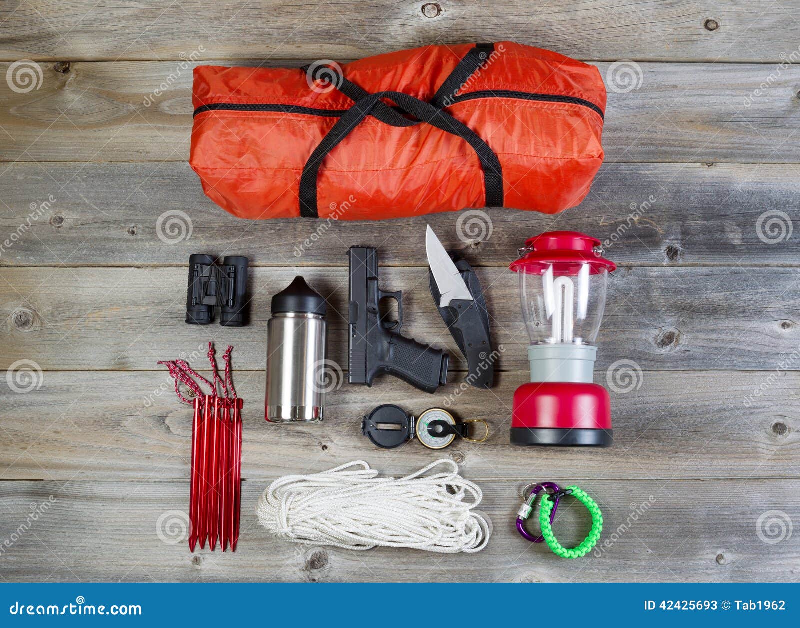 Matériel De Camping Sur Les Conseils En Bois Rustiques Image stock