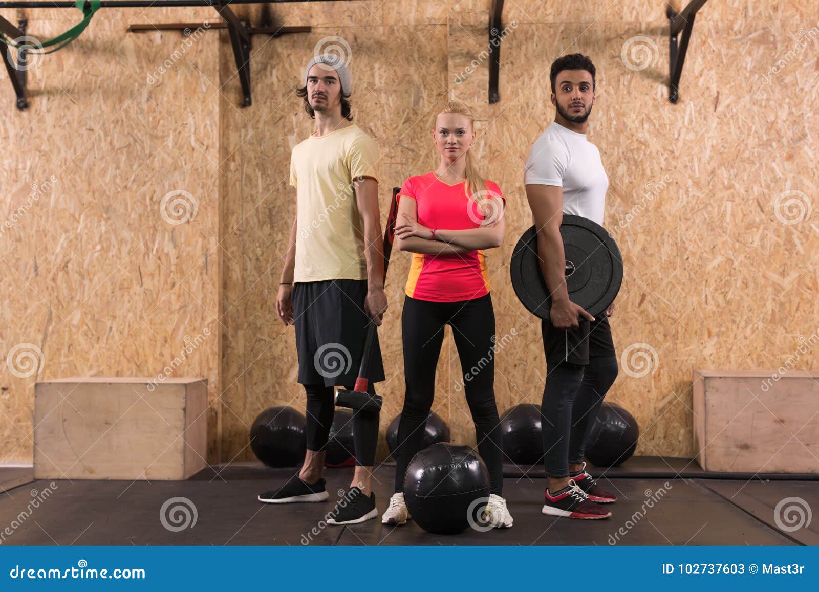 Matériel De Formation De Crossfit De Groupe De Personnes De Forme Physique  De Sport, Jeune Homme En Bonne Santé Et Intérieur De G Image stock - Image  du caucasien, sportif: 102737603