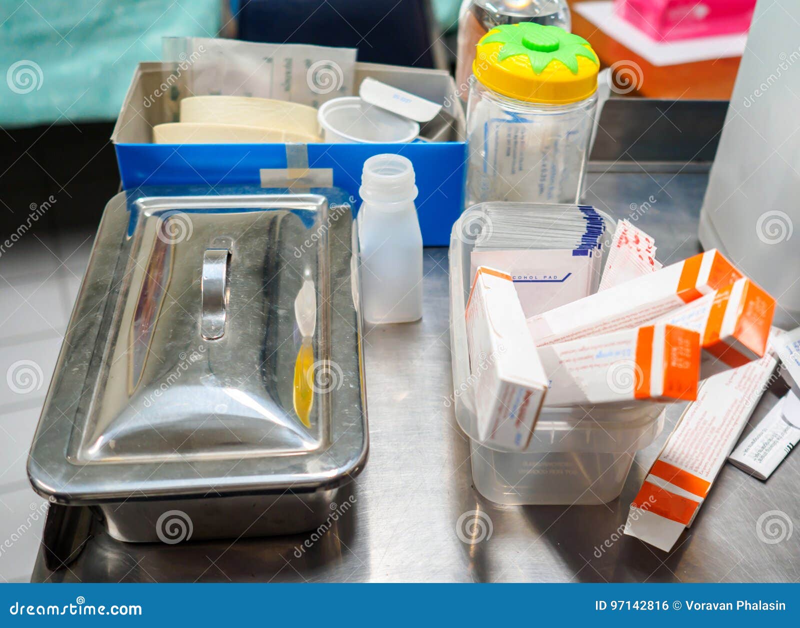 Matériel Médical Sur Le Chariot Médical Pour Le Soin Infirmier Dans La  Clinique Photo stock - Image du patient, bouteille: 97142816