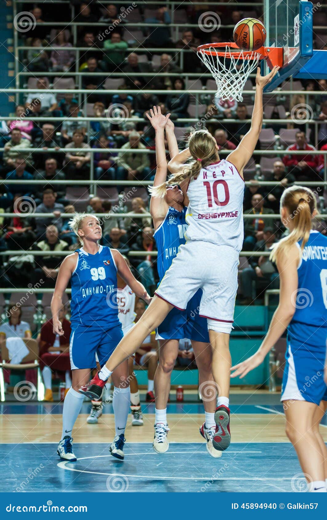 Match de basket image éditorial. Image du main, regard 45894940
