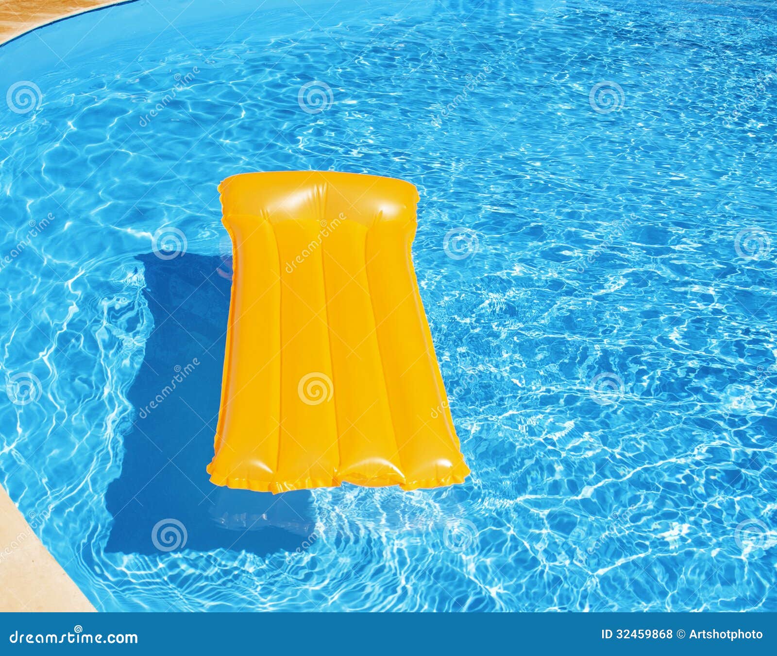 https://thumbs.dreamstime.com/z/matelas-gonflable-flottant-dans-la-piscine-32459868.jpg