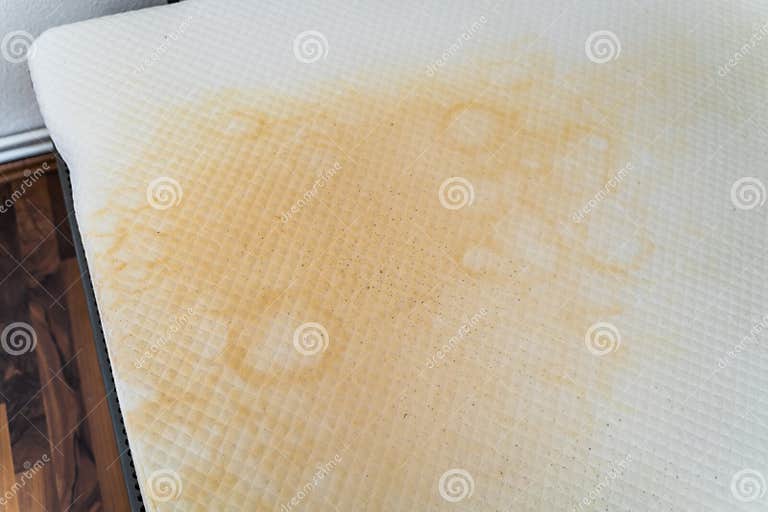 Matelas Sale Avec Des Taches Jaunes Image stock Image du saleté