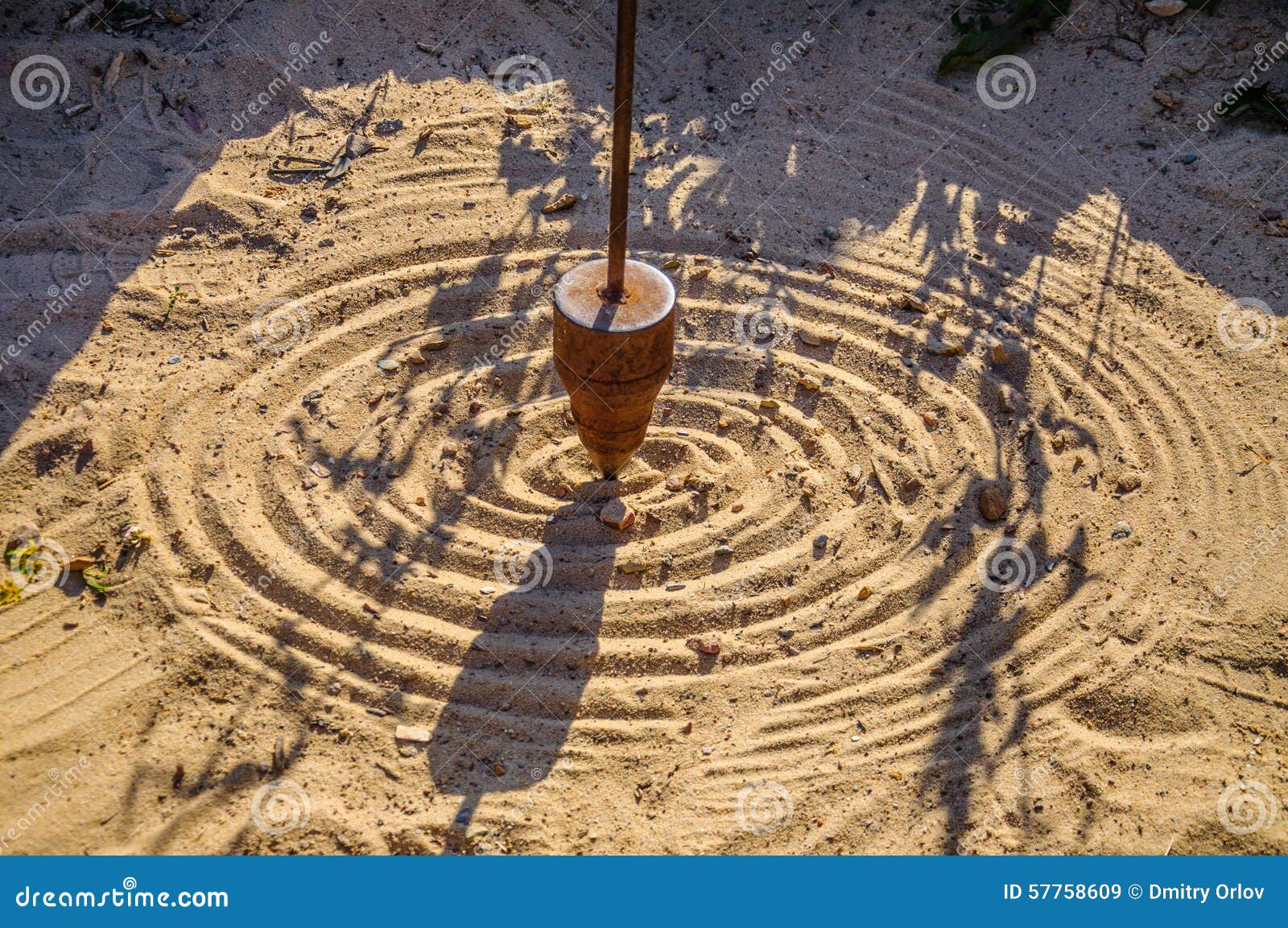Matematisk klockpendelteckning på sanden. Den matematiska klockpendeln drar på sanden