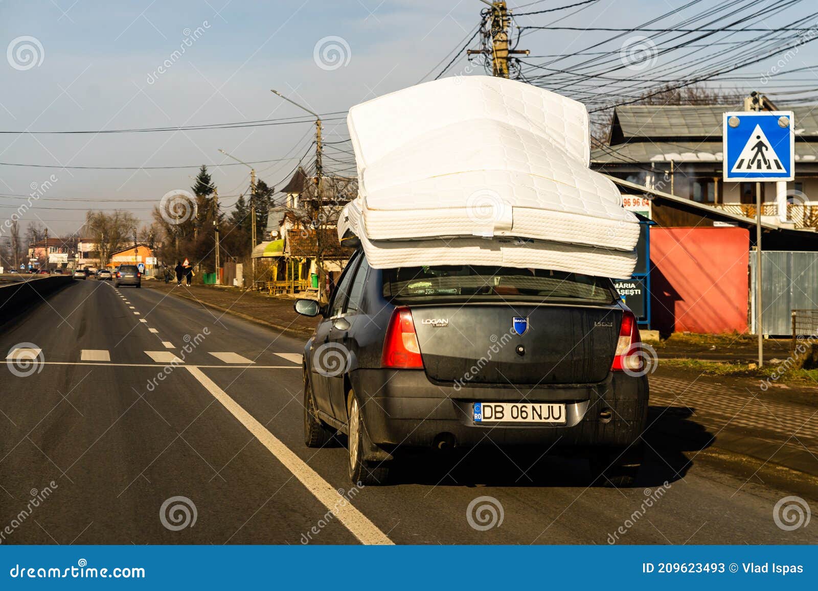Materasso Sul Tetto Dell'auto Dacia Logan Con Materassi Sul Tetto a  Bucarest Romania 2021 Fotografia Editoriale - Immagine di automobile,  sonno: 218220876