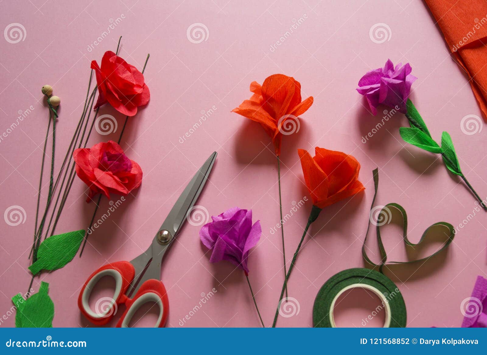 Materiais Para Criar Uma Flor Flor De Papel Feito a Mão Papel Crepom Foto  de Stock - Imagem de fundo, colorido: 121568852