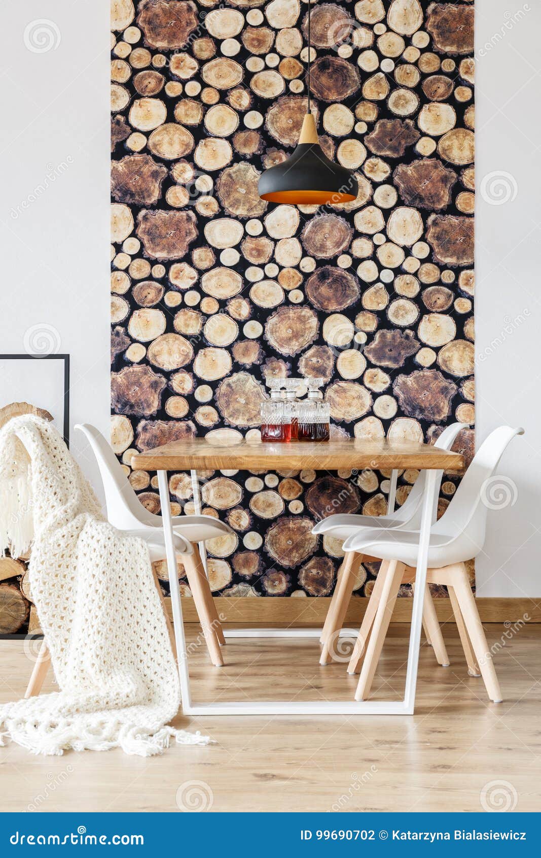 Materias textiles y papel pintado suaves del registro. Las materias textiles y el registro suaves wallpaper en comedor impresionante con la decoración escandinava, las sillas blancas y la tabla comunal de madera