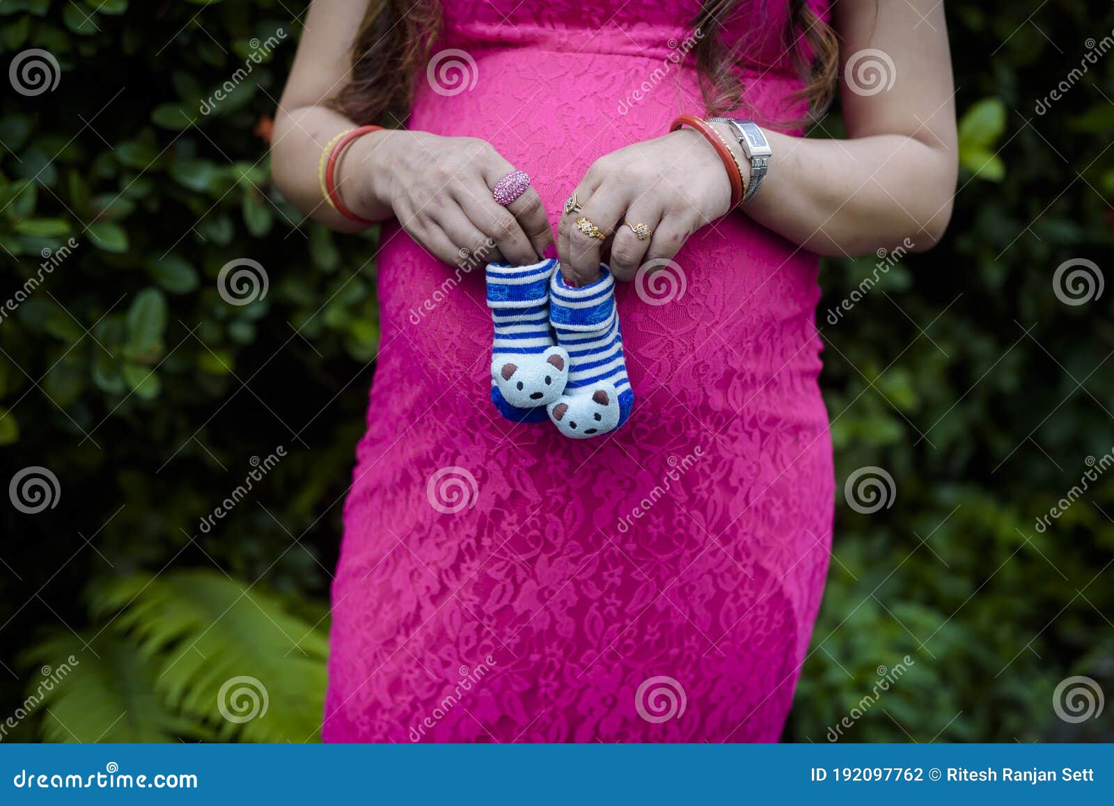 Maternity Shoot Pose with Shoes Editorial Photography - Image of pose,  busy: 192097762