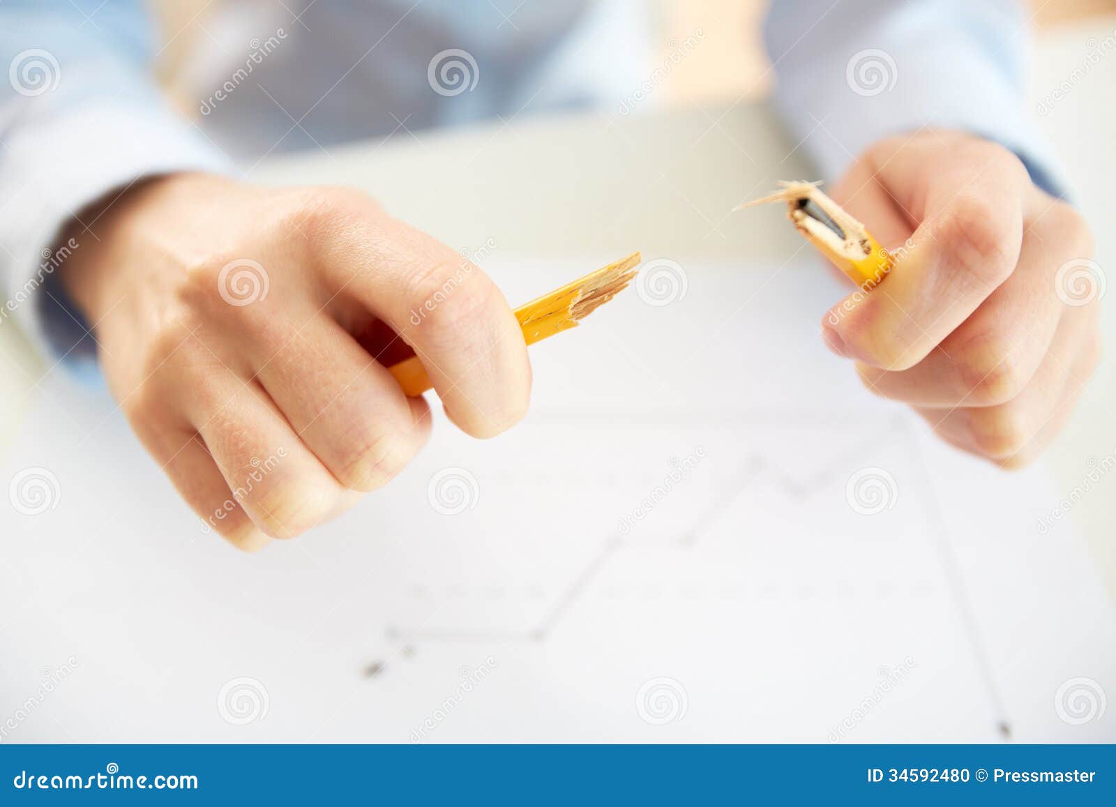 Matita rotta. Lavoratore sollecitato di affari che allenta tensione rompendo una matita