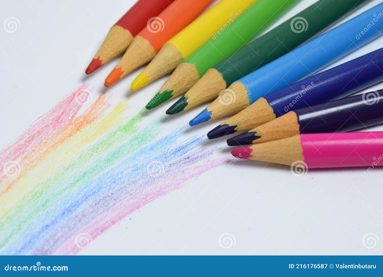Matite Colorate Con Disegno a Mano Arcobaleno Immagine Stock - Immagine di  rosso, fila: 216176587