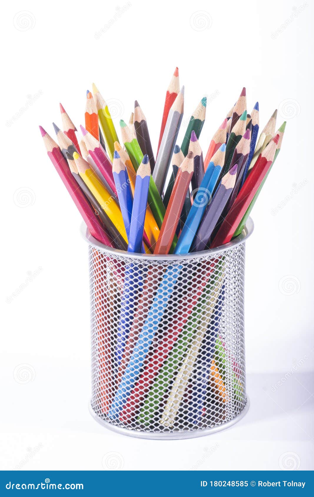 Una fila di matite colorate con una rossa e una blu.
