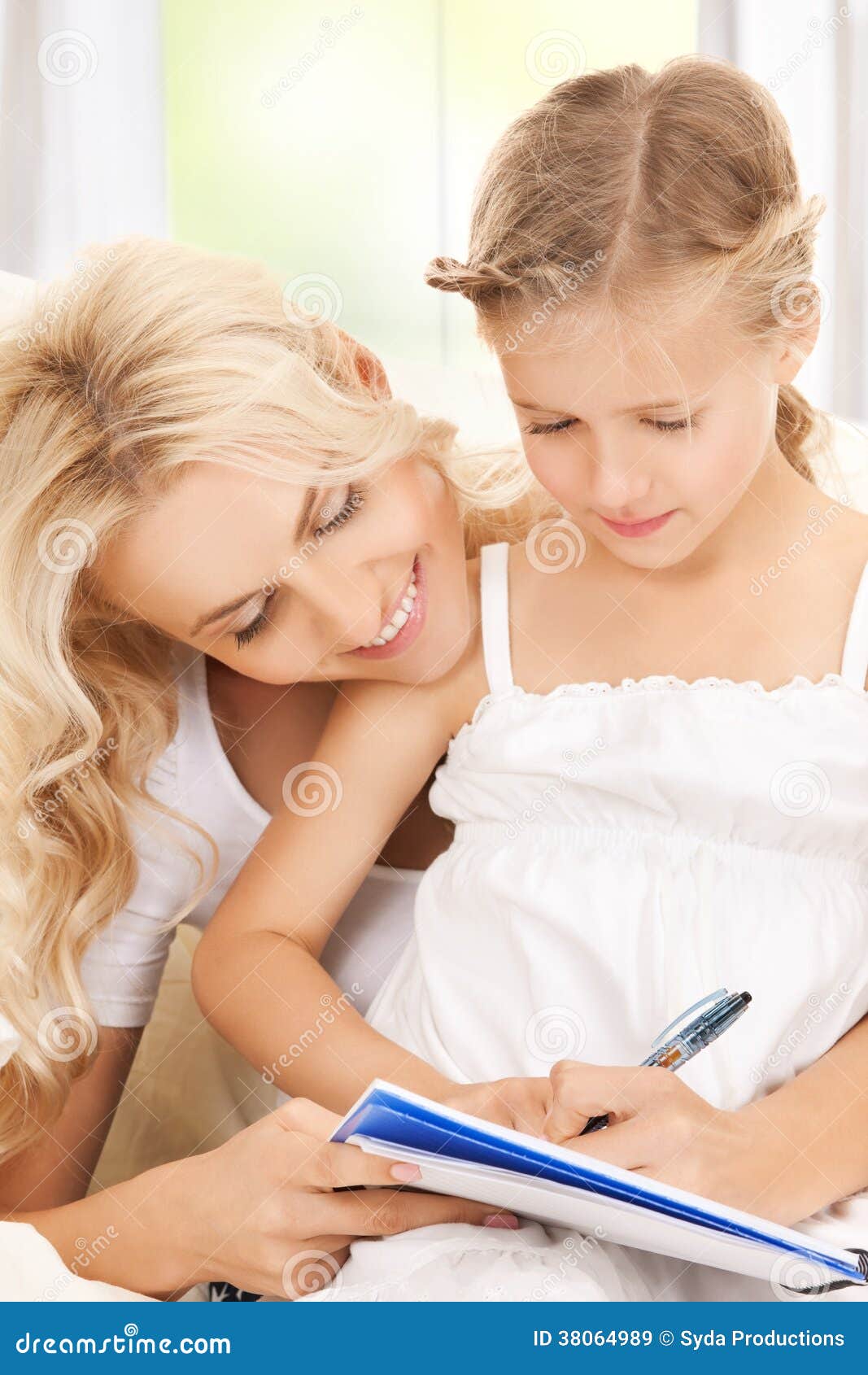 Учит дочь как правильно. Мама и девочка подросток. Мать учит. Учит дочь. Мама учит доченьку.