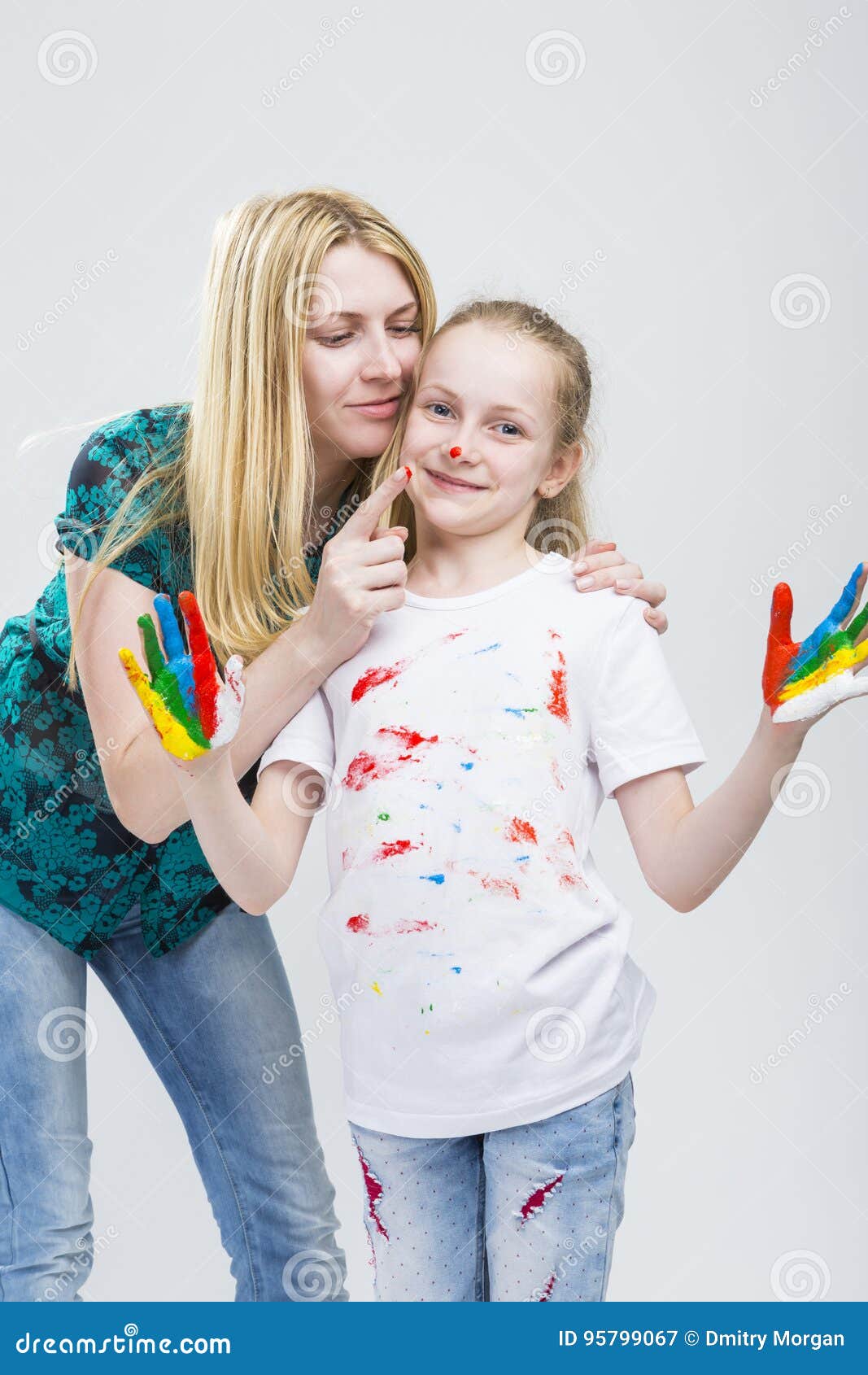 Rodzinni pomysły Matka i Jej Mała Kaukaska Blond córka Ma farba czas ręki i twarzy Wpólnie Indoors Pionowo wizerunku skład