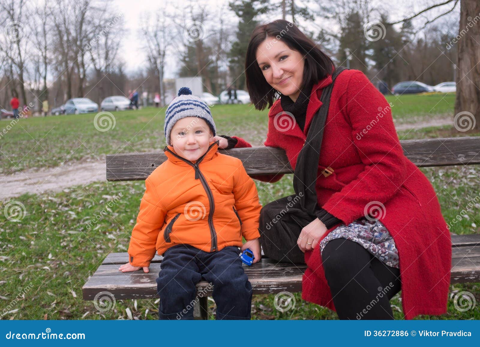 Matka i syn. Macierzysty i syn jej obsiadanie na ławce w parku