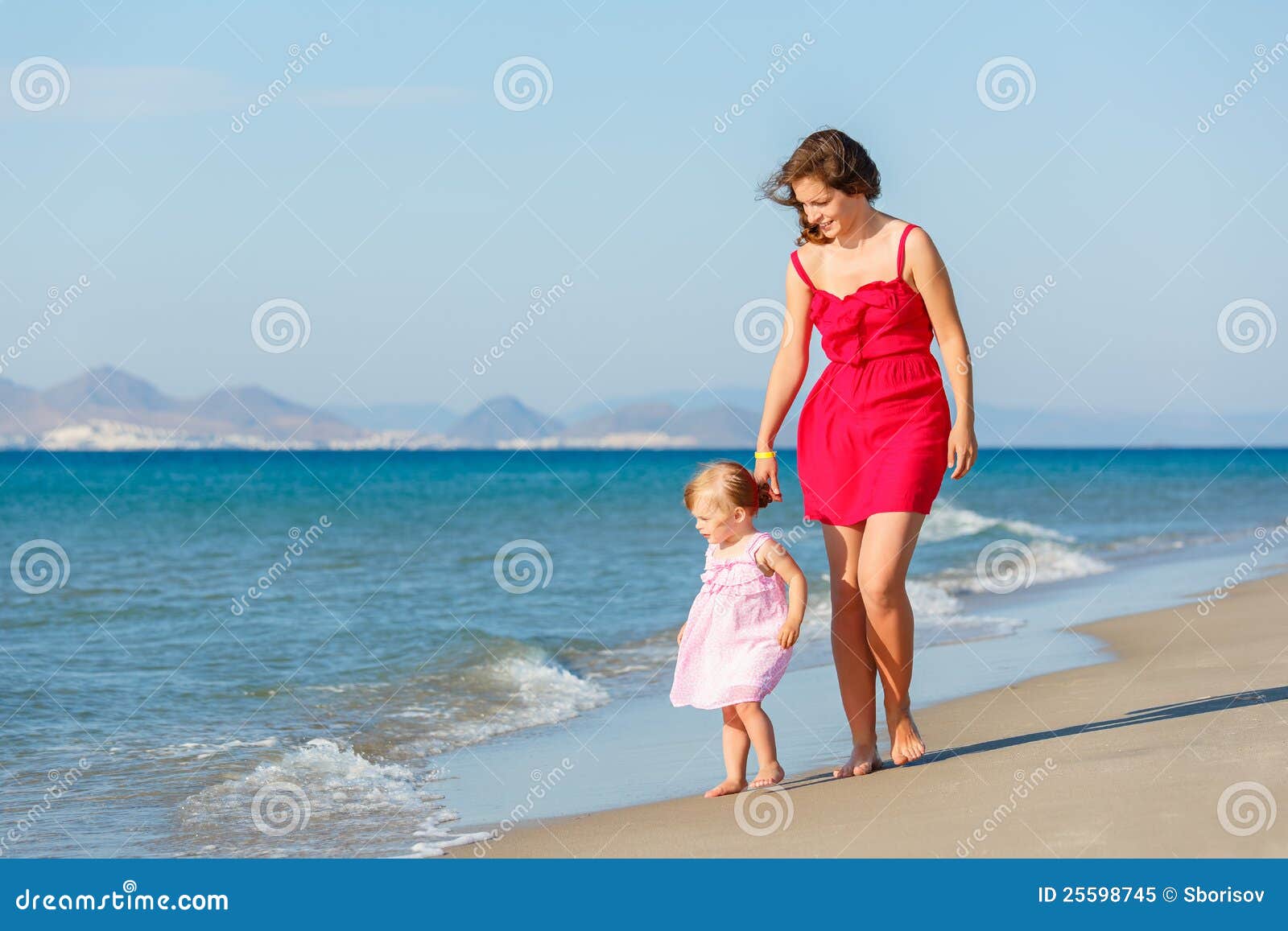 Matriz e filha na praia. Matriz e filha pequena que andam na praia