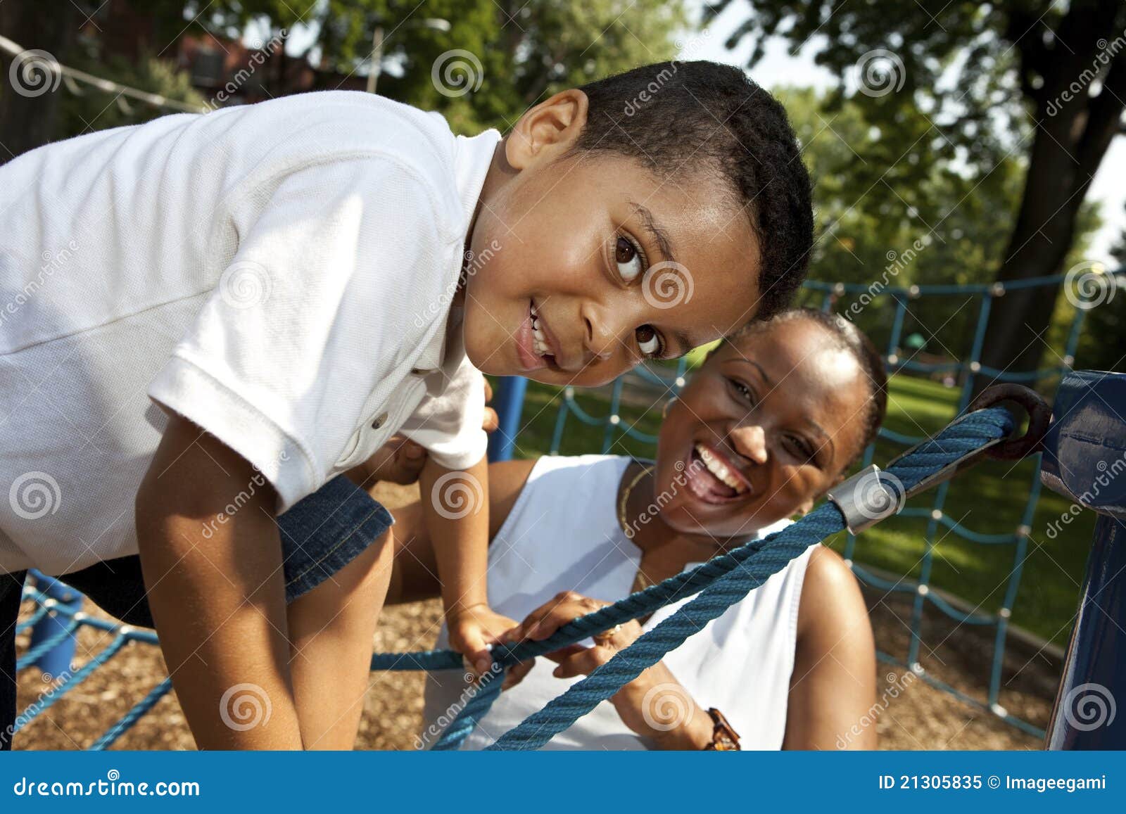 Matriz e filho que jogam em um parque