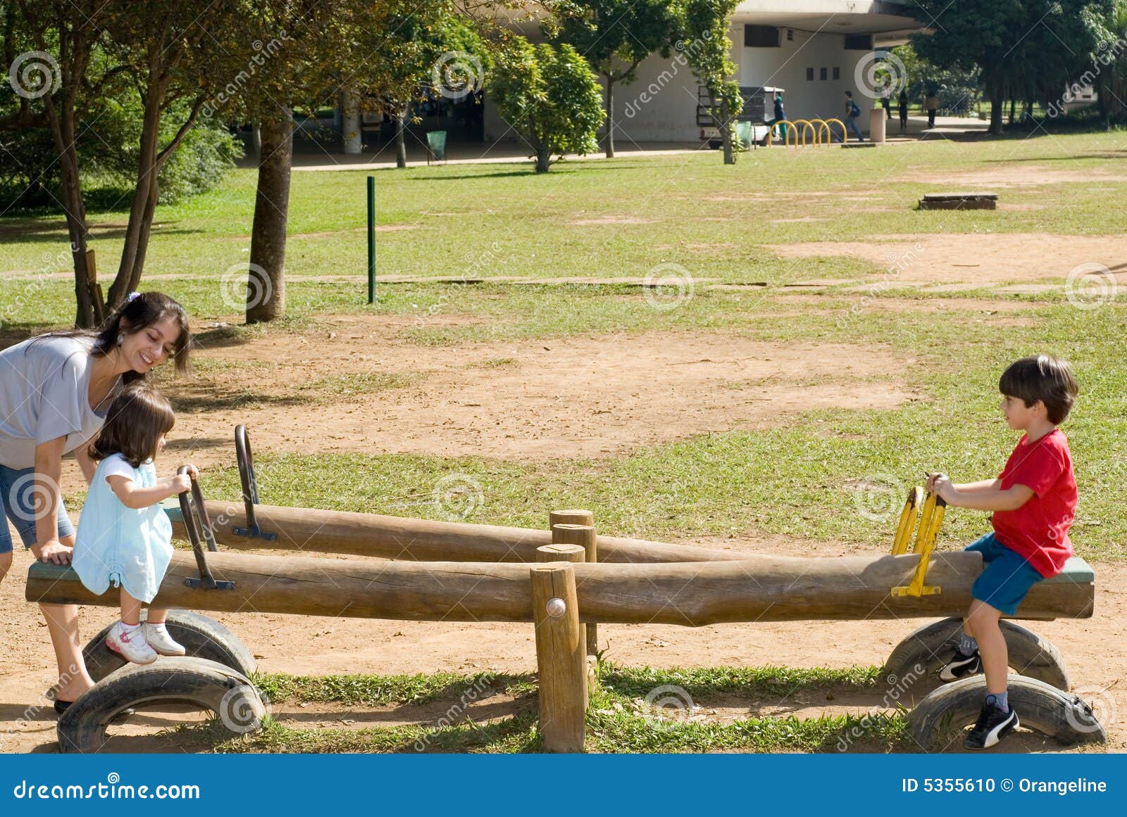A Matriz Que Ajuda Seus Tipos Usa Um Totter Do Teeter Foto de Stock