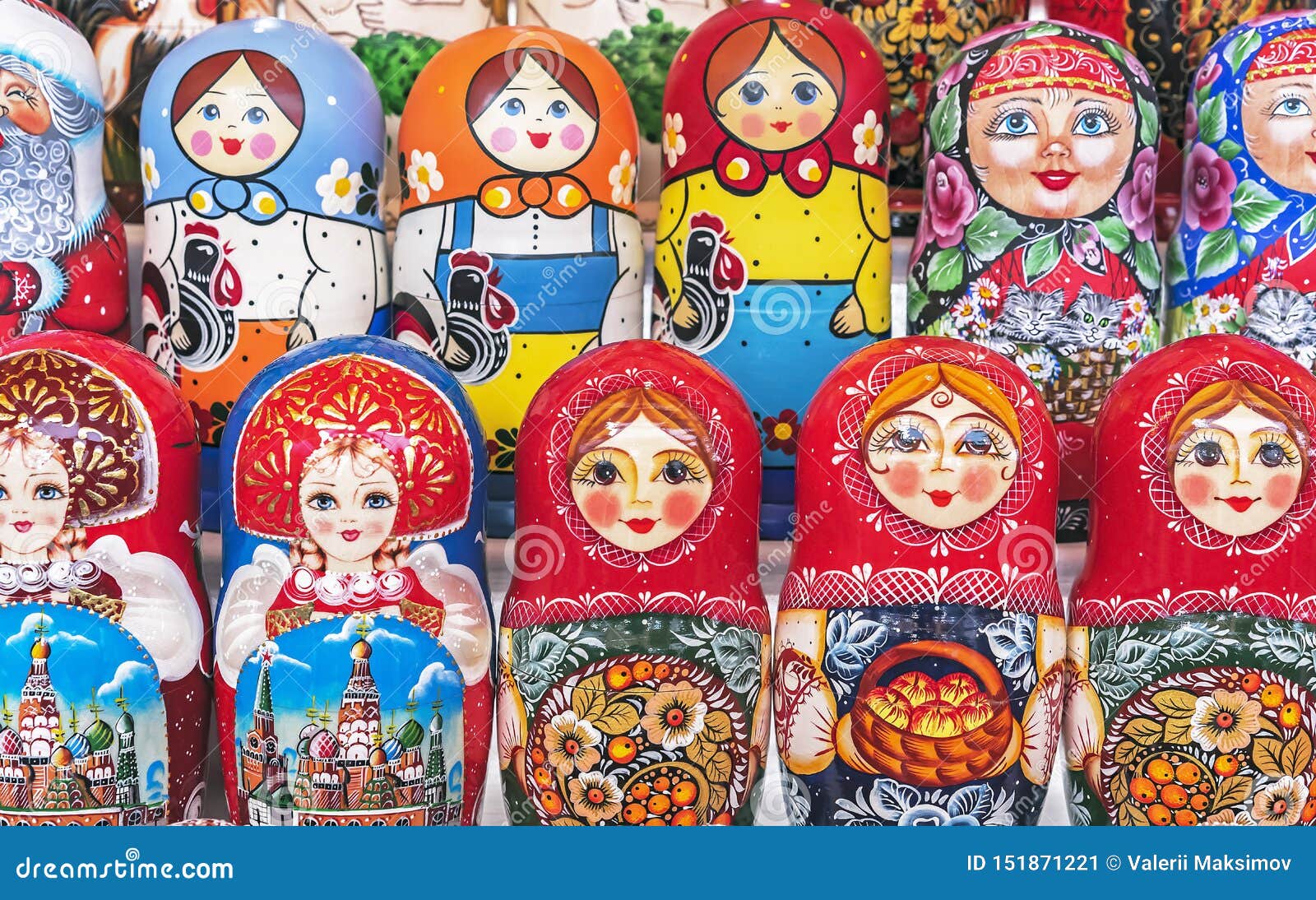 Matryoshka De Madera Ruso De La Muñeca En El Contador De La Tienda De Regalos Matryoshka Es Un Recuerdo Ruso Nacional Foto editorial - Imagen de handmade, folklore: 151871221