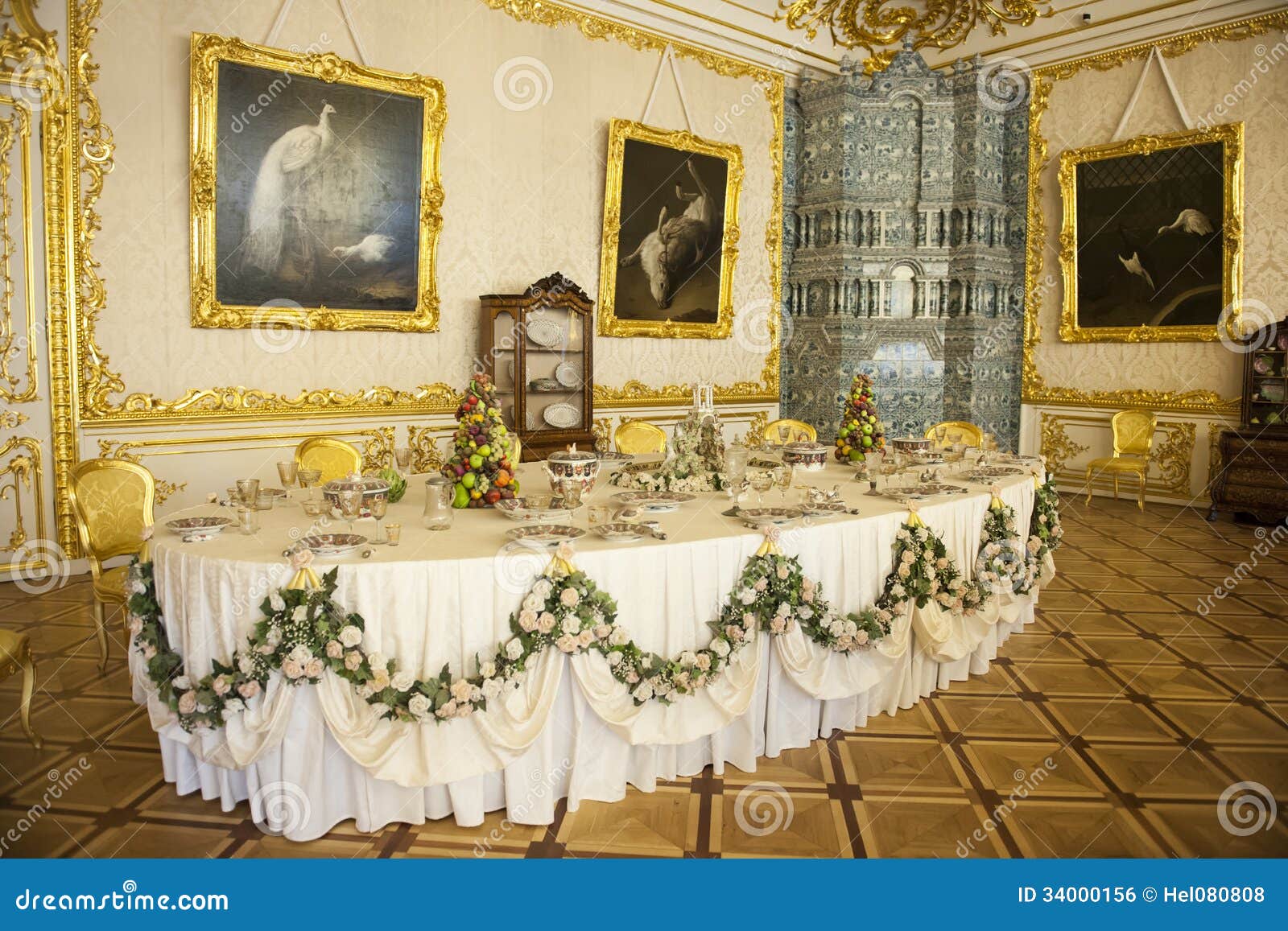 Matsal Catherine Palace, St Petersburg. Brunnen lade tabellen inom Catherine Palace, Pushkin nära St Petersburg, Ryssland