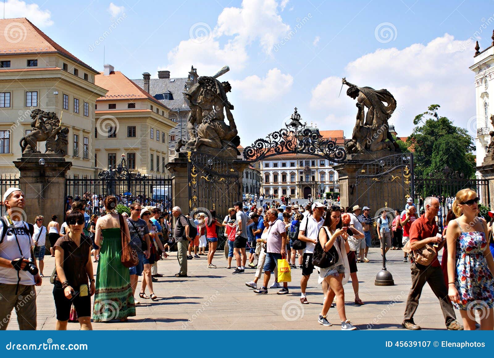 Matthias Gate, à la place de Hradcany, Prague. PRAGUE, RÉPUBLIQUE TCHÈQUE - 19 JUILLET 2014 Matthias Gate, à la place de Hradcany, dans la cour du château de Prague, une attraction célèbre pour beaucoup de touristes