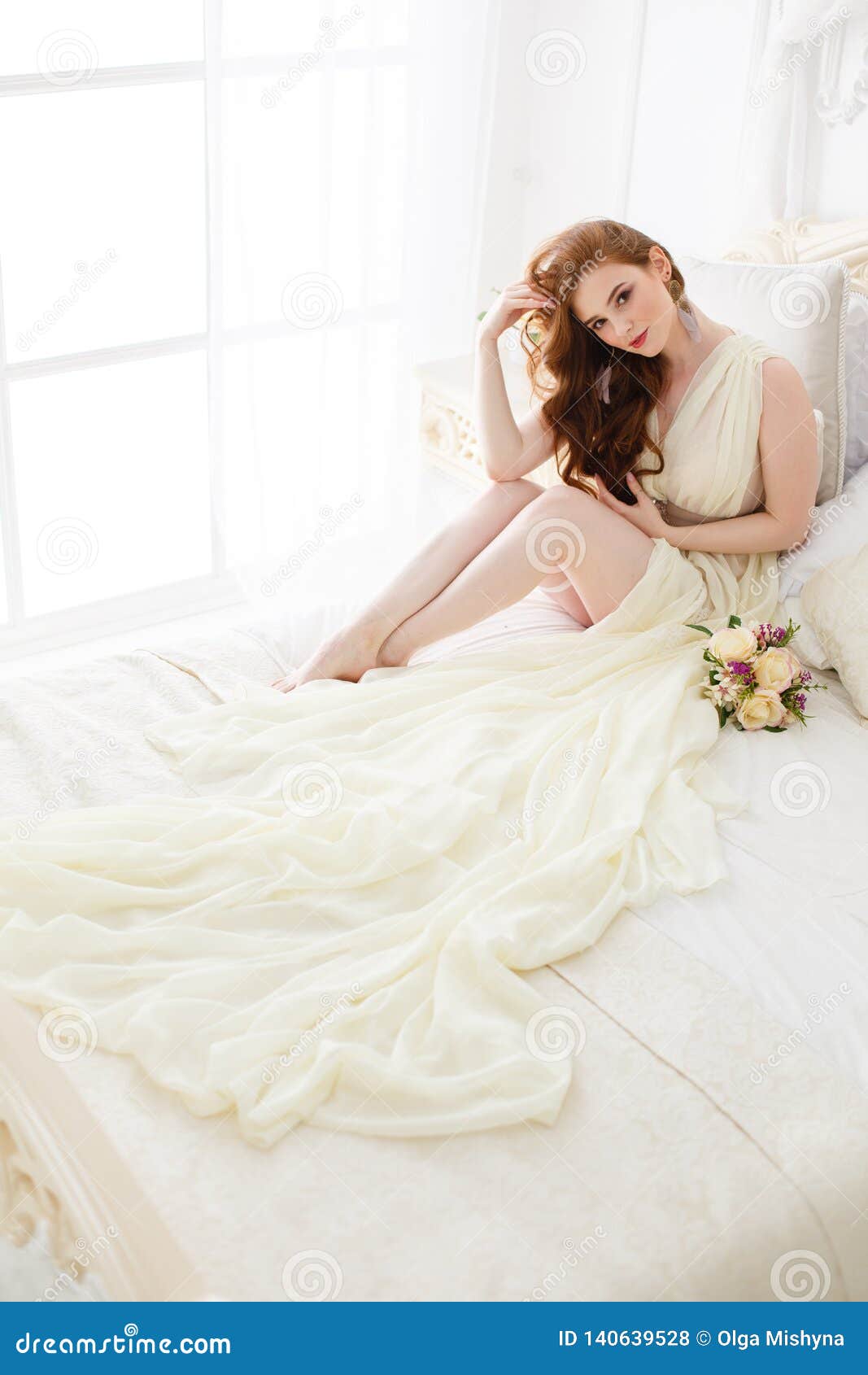 Cosa Portare Alla Sposa La Mattina Del Matrimonio Mattina Del ` S Della Sposa Del Boudoir Ragazza Dai Capelli Rossi