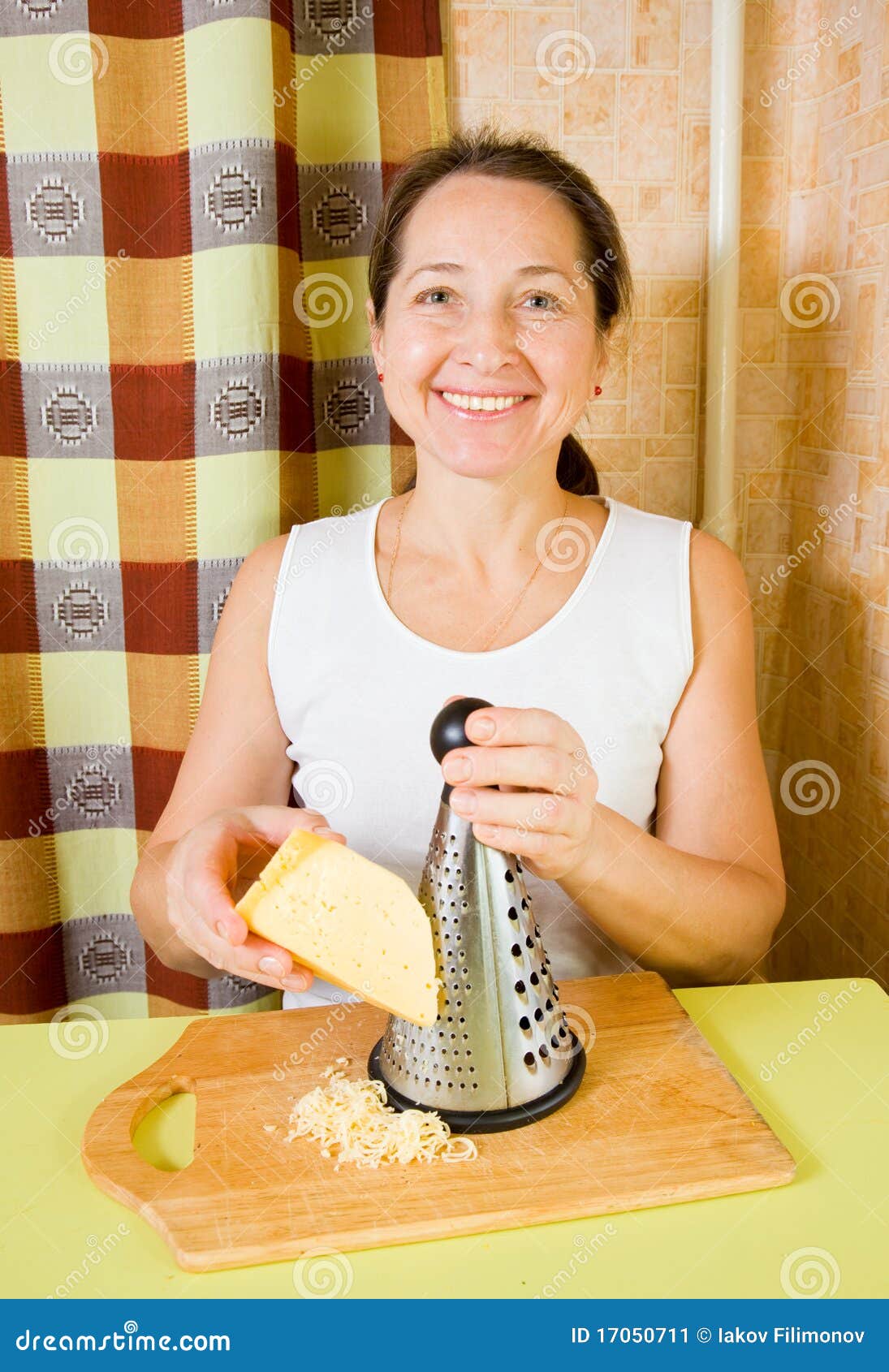 Тертые бабы. Женщина с теркой. Натирание сыра на терке на кухне. Сырная баба. Сырные дамы.